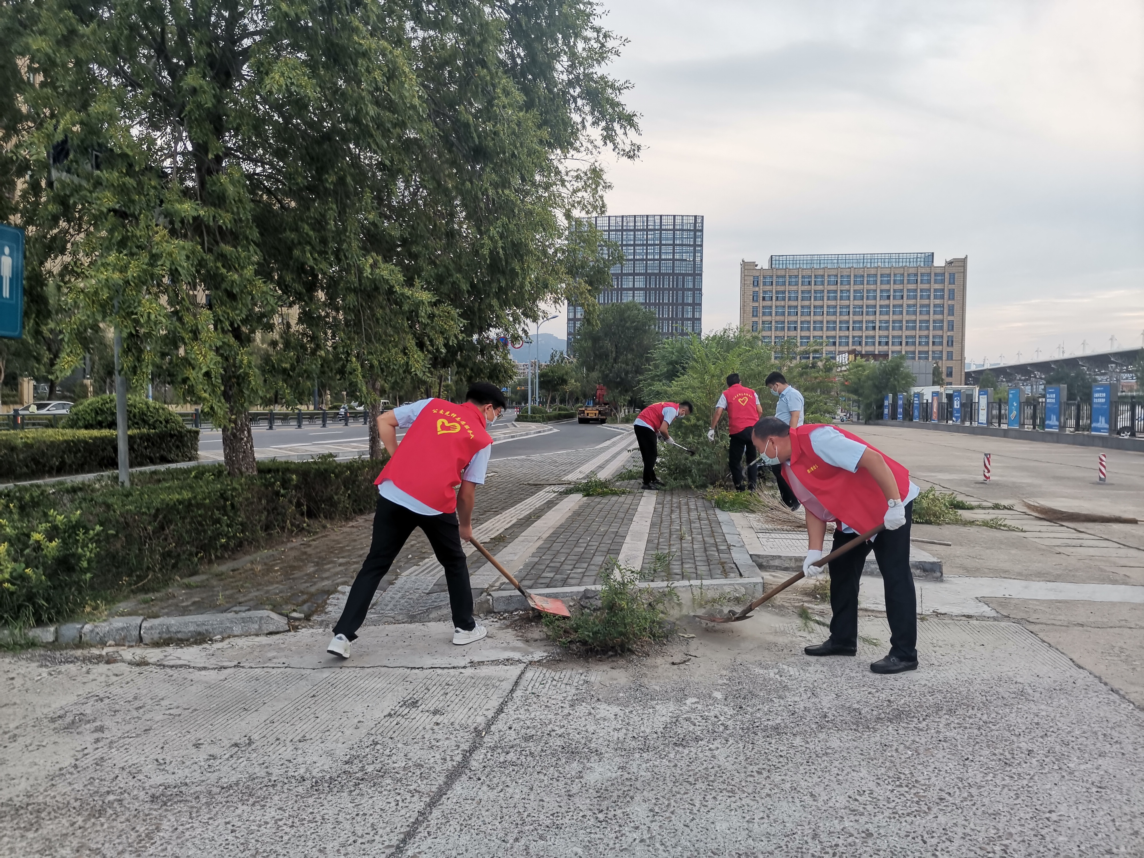 公交集團(tuán)公交事業(yè)二部開(kāi)展場(chǎng)站環(huán)境衛(wèi)生大整治 為創(chuàng)文助力