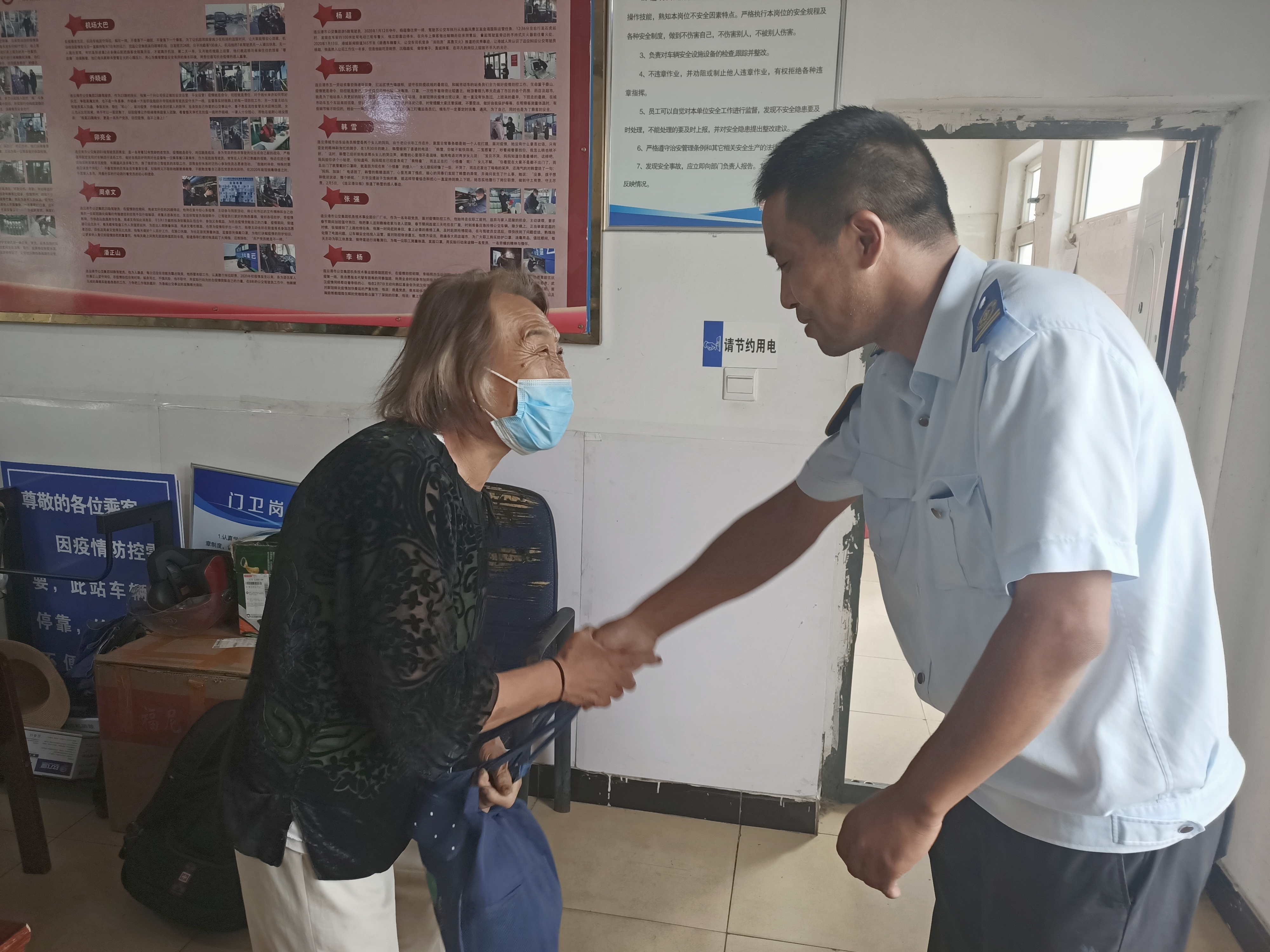 駕駛員拾金不昧、站務(wù)員熱情幫助獲乘客點(diǎn)贊