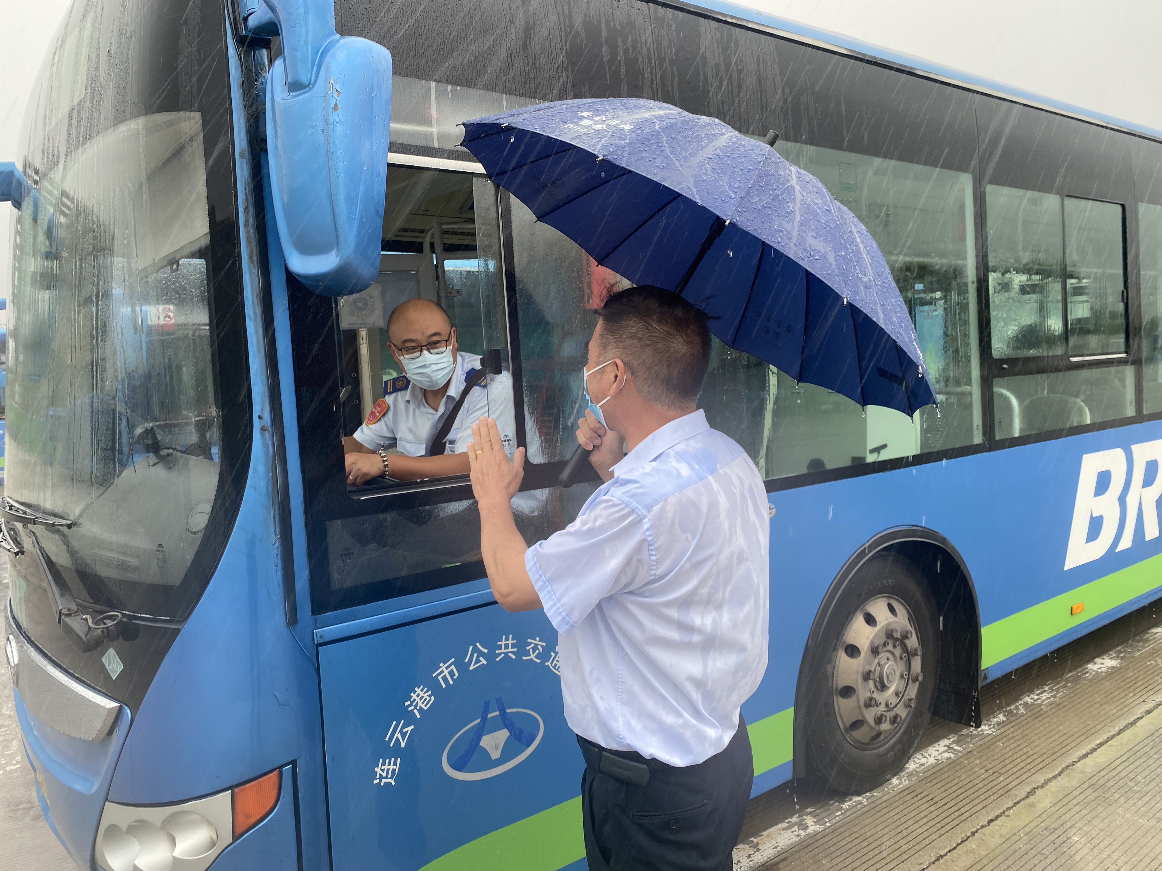 公交集團(tuán)快速公交事業(yè)部全力做好防臺(tái)風(fēng)工作