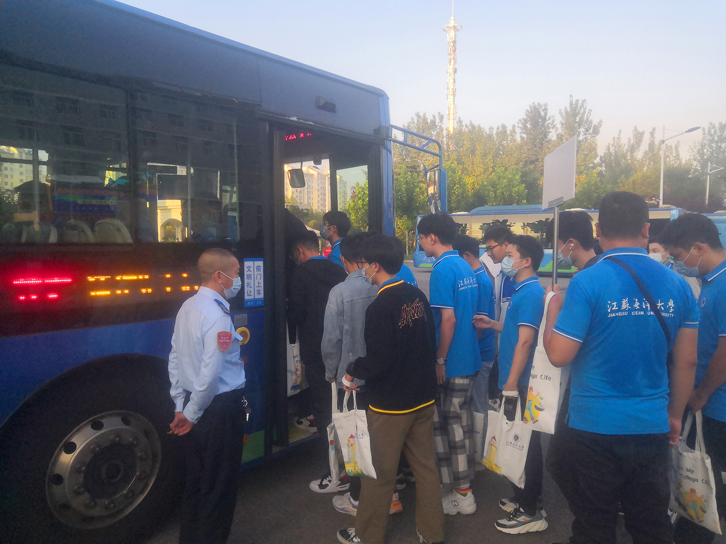 快速公交事業(yè)部完成海洋大學(xué)定制公交任務(wù)