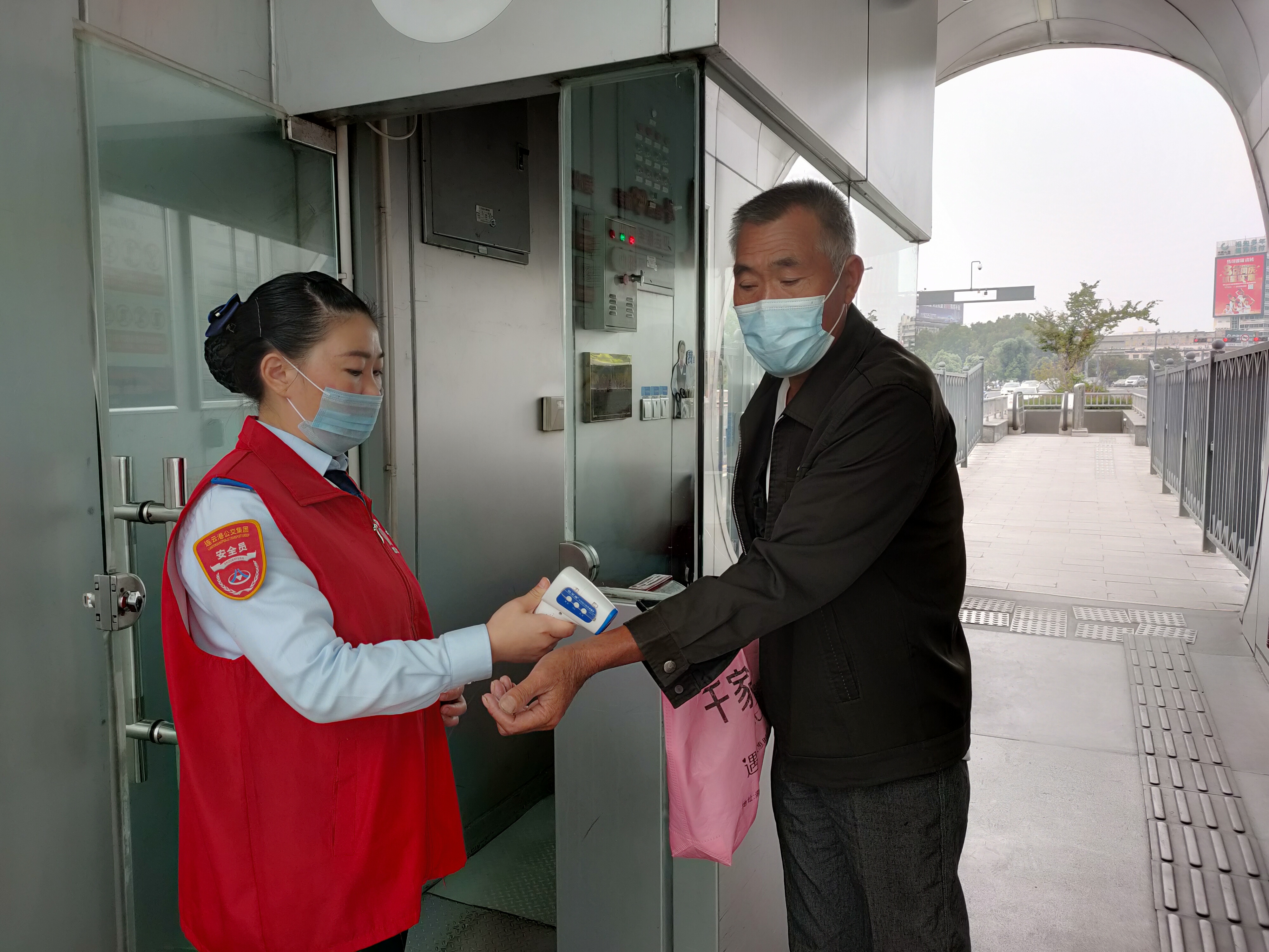 快速公交事業(yè)部站務(wù)員孫楠幫助乘客找到丟失的手機(jī)，乘客贈送奶茶表示感謝