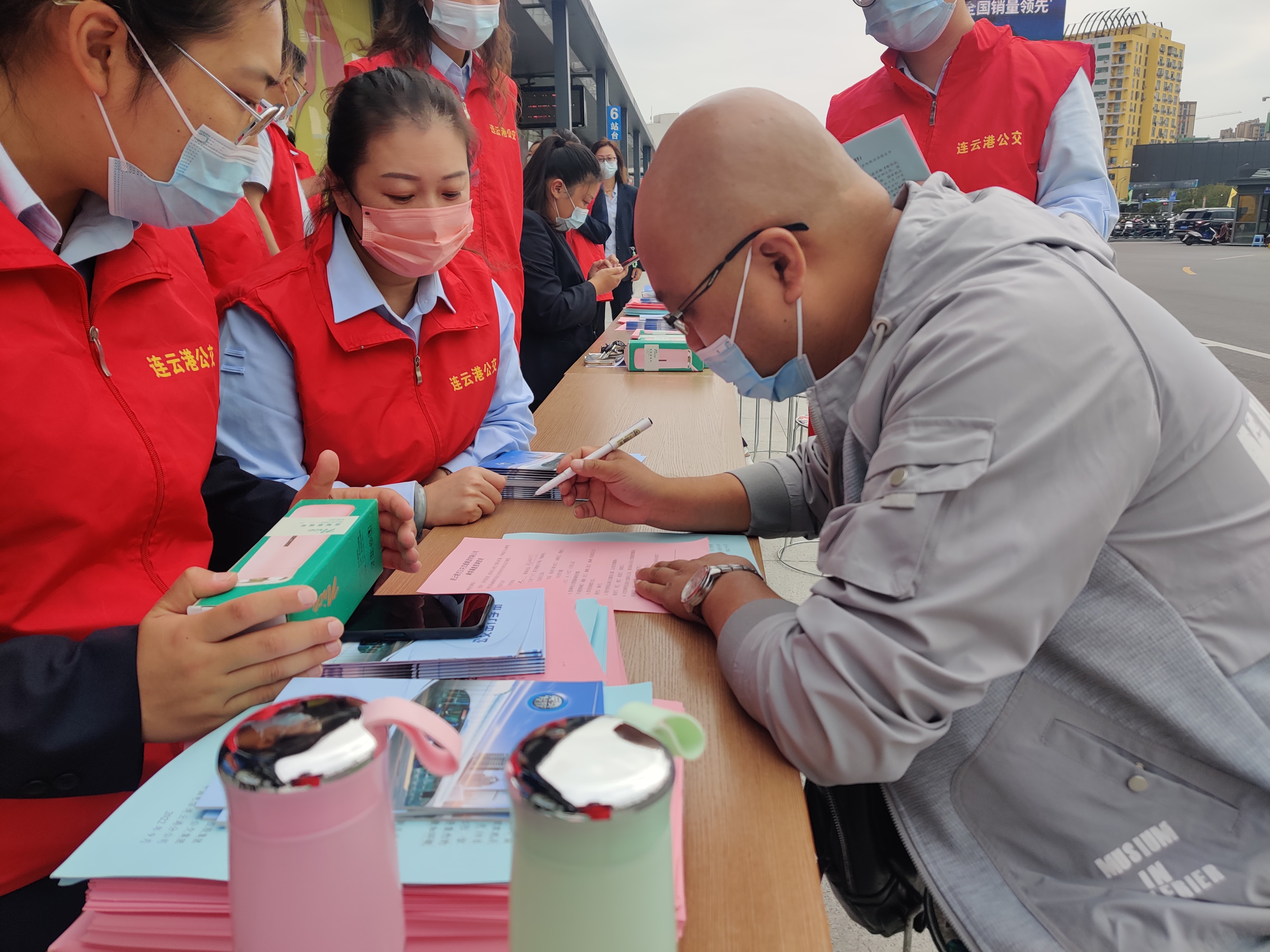 經(jīng)營發(fā)展事業(yè)部開展公交出行宣傳周 “綠色出行 你我同行”宣傳活動