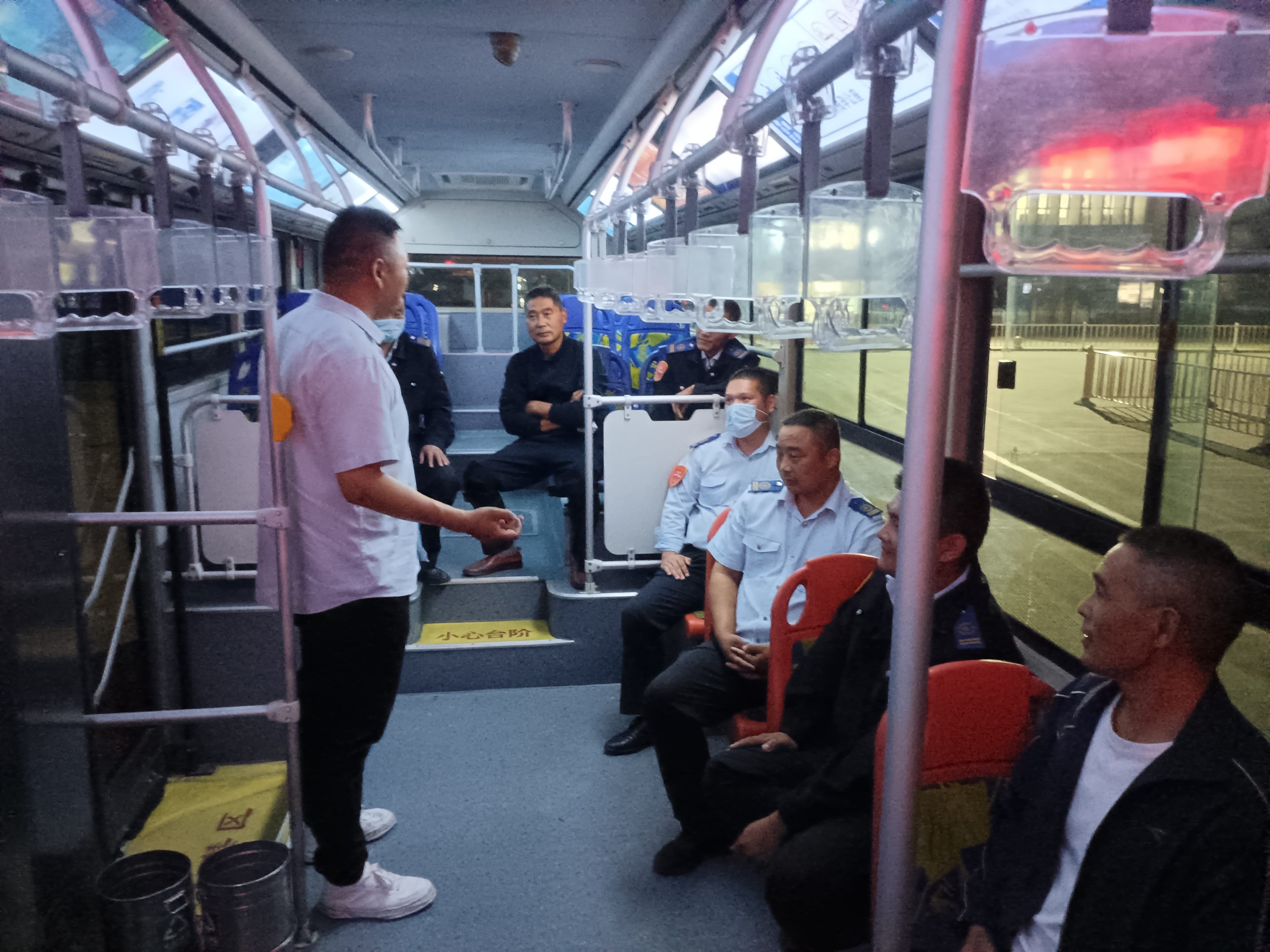 公交集團公交事業(yè)二部開展國慶節(jié)前場站夜間專項檢查