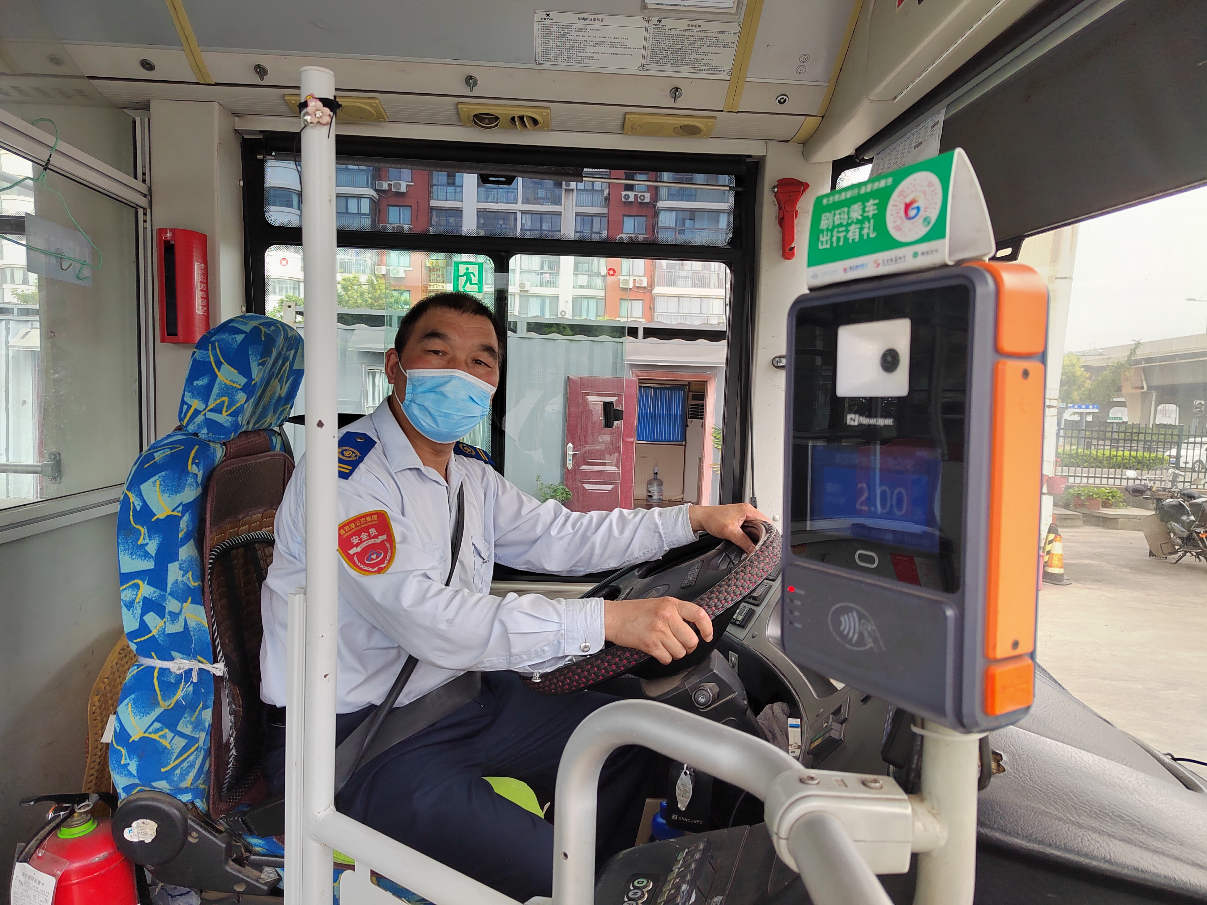 公交集團(tuán)公交事業(yè)二部35路駕駛員顧漢敏及時歸還乘客丟失的手機(jī)