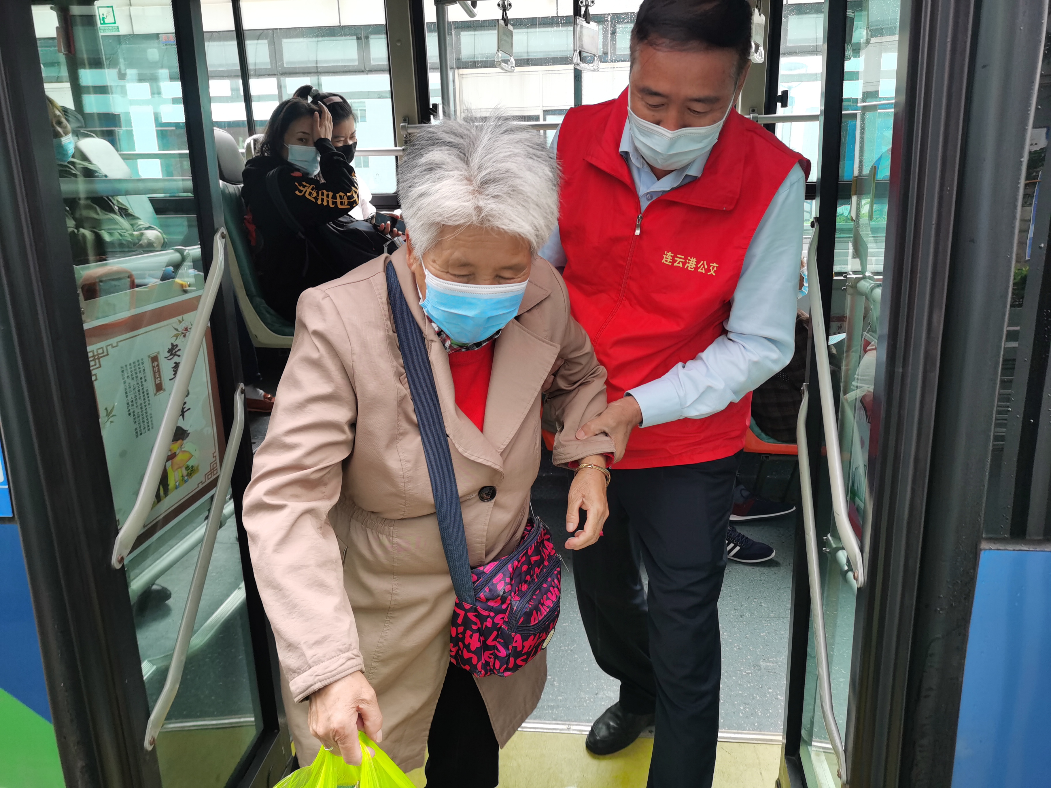 暖意重陽(yáng) 愛(ài)在公交 B3“敬老文明線”開(kāi)展敬老、愛(ài)老主題活動(dòng)