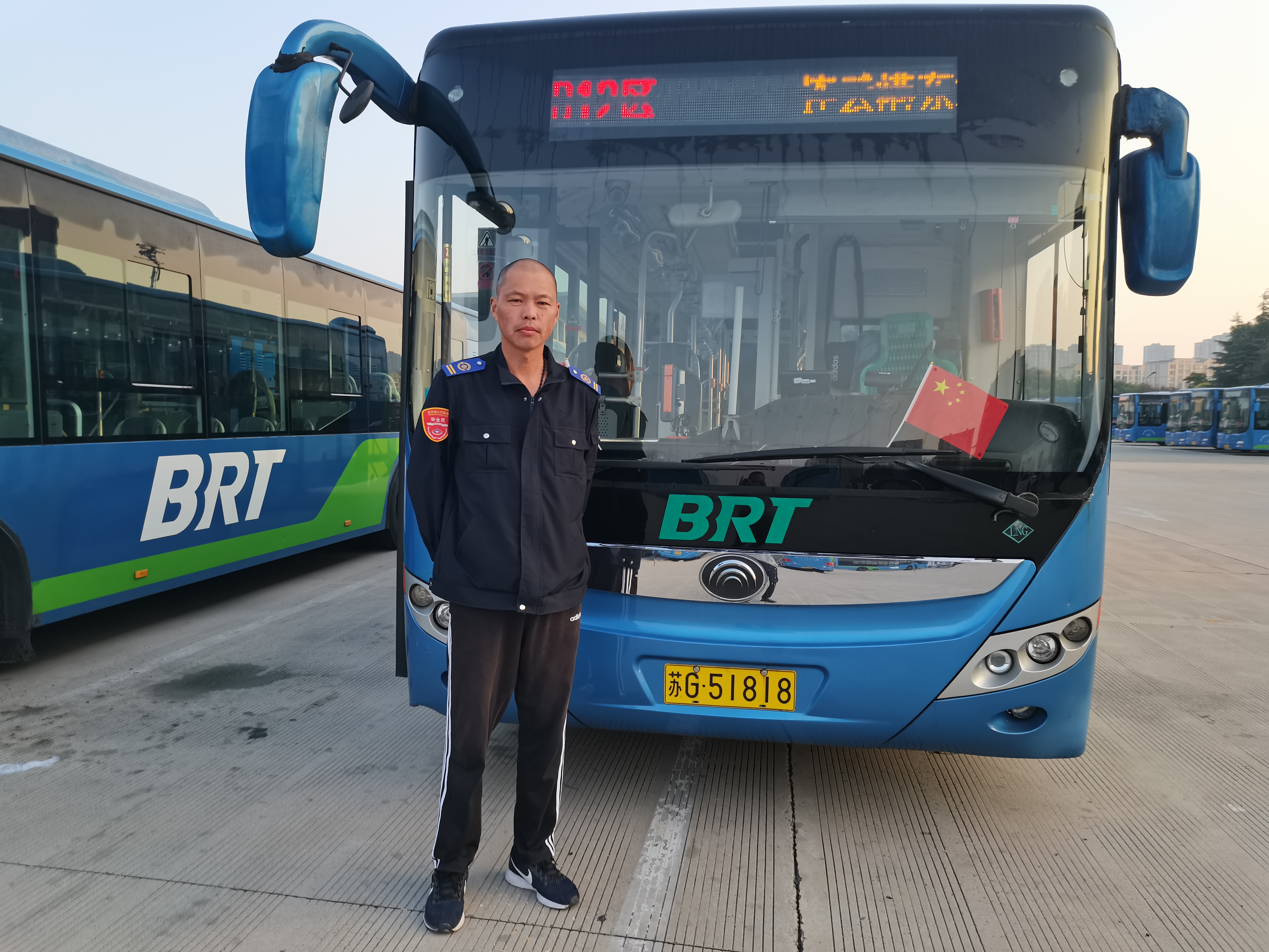 快速公交事業(yè)部B12線駕駛員謝常贏 撿手機(jī)獲乘客點贊