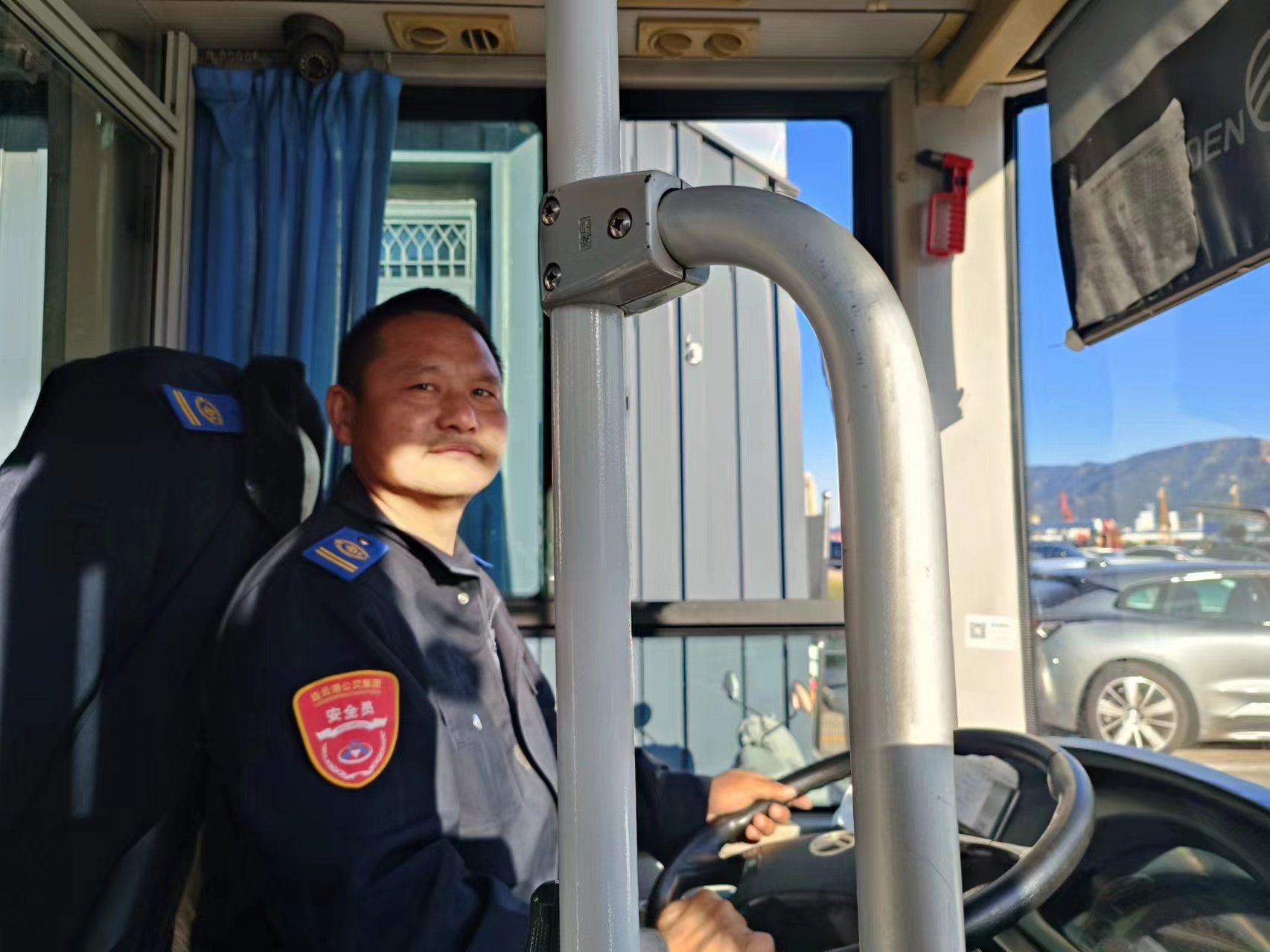 快速公交事業(yè)部B1線駕駛員李偉 撿手機(jī)獲乘客感謝