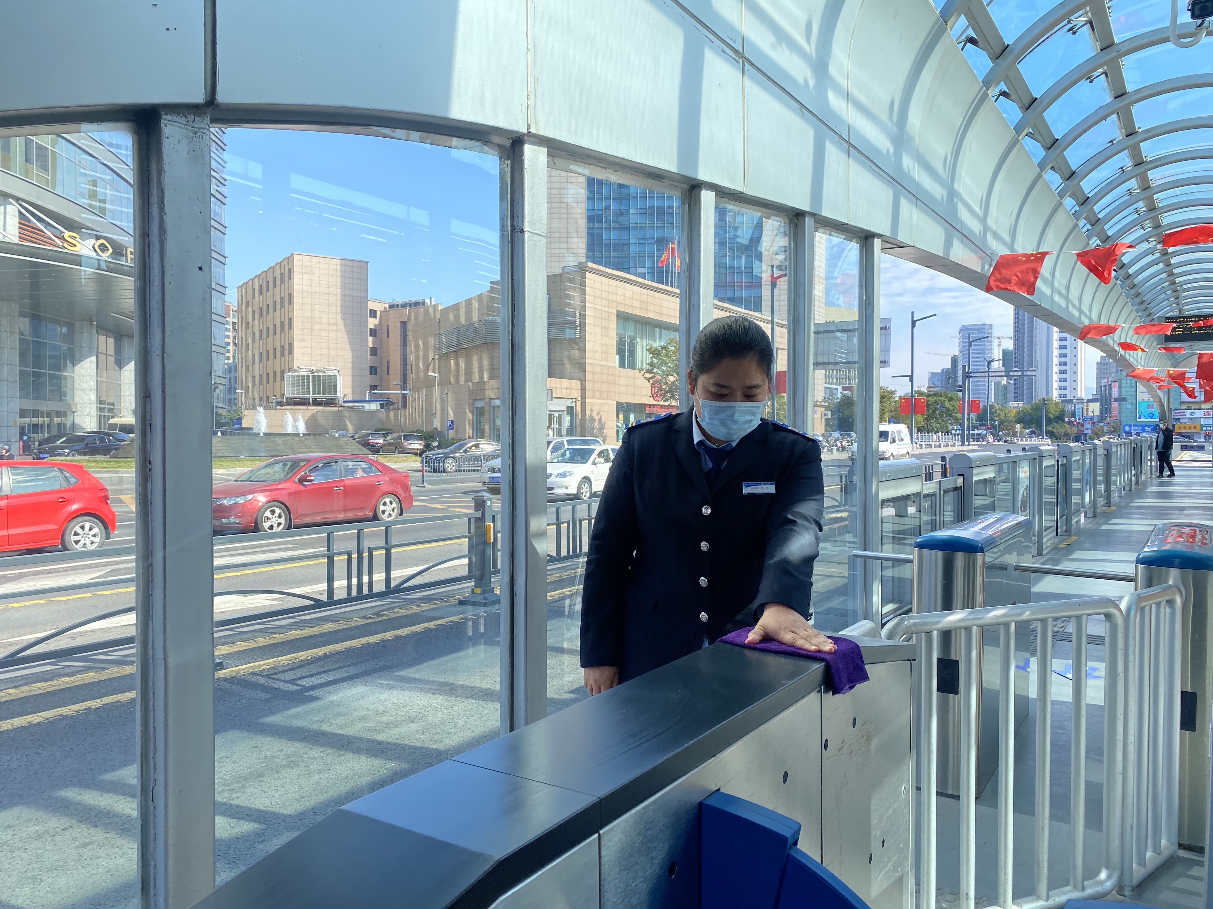 快速公交事業(yè)部站務(wù)員聯(lián)手幫助乘客找回丟失的手機獲表揚