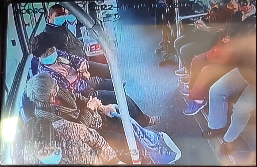 公交集團(tuán)公交事業(yè)一部15路駕駛員 熱情服務(wù)受稱贊 老年乘客車內(nèi)頌詩表揚(yáng)