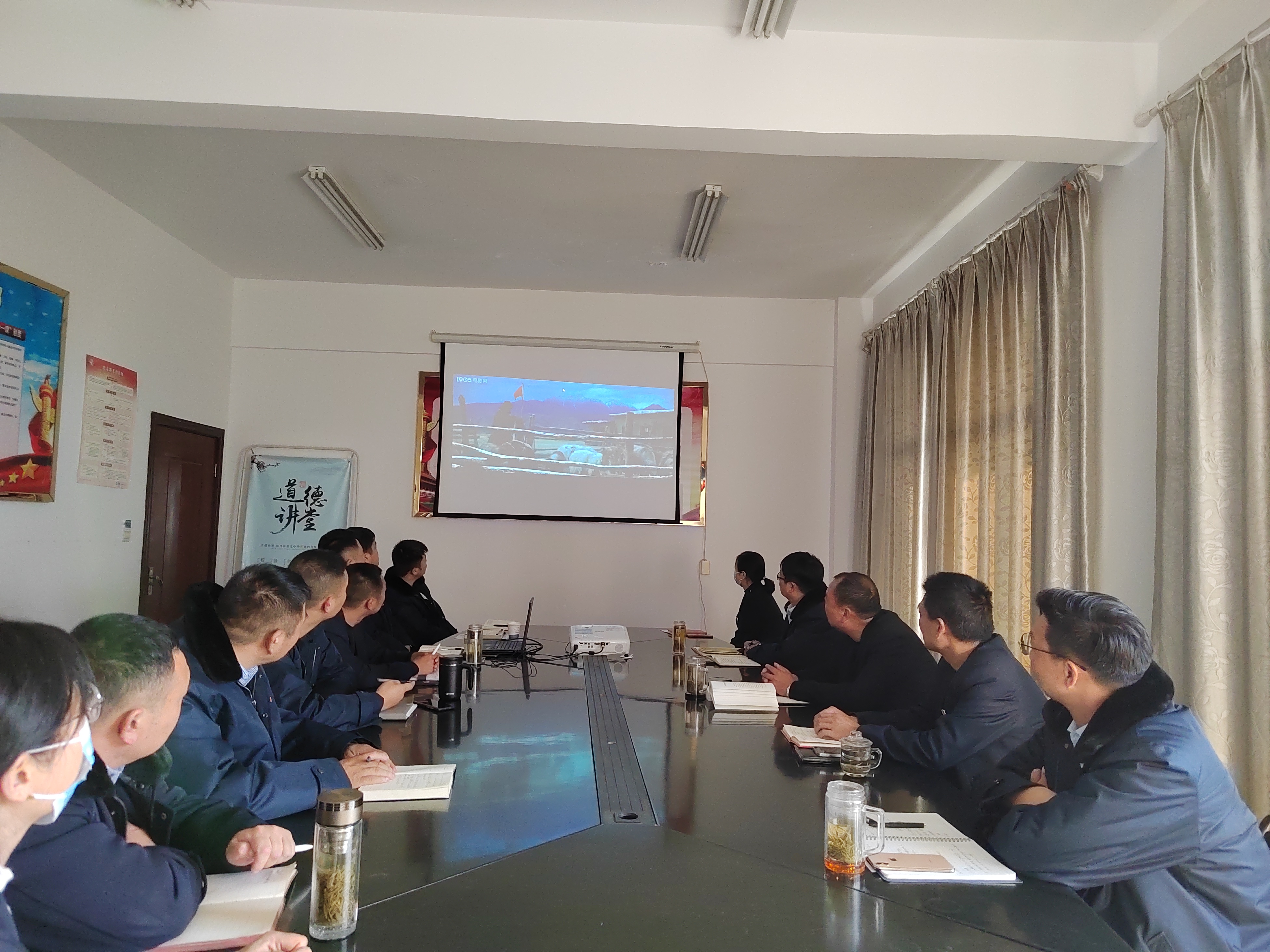 公交集團(tuán)公交事業(yè)二部組織觀看國防教育影片《守邊人》