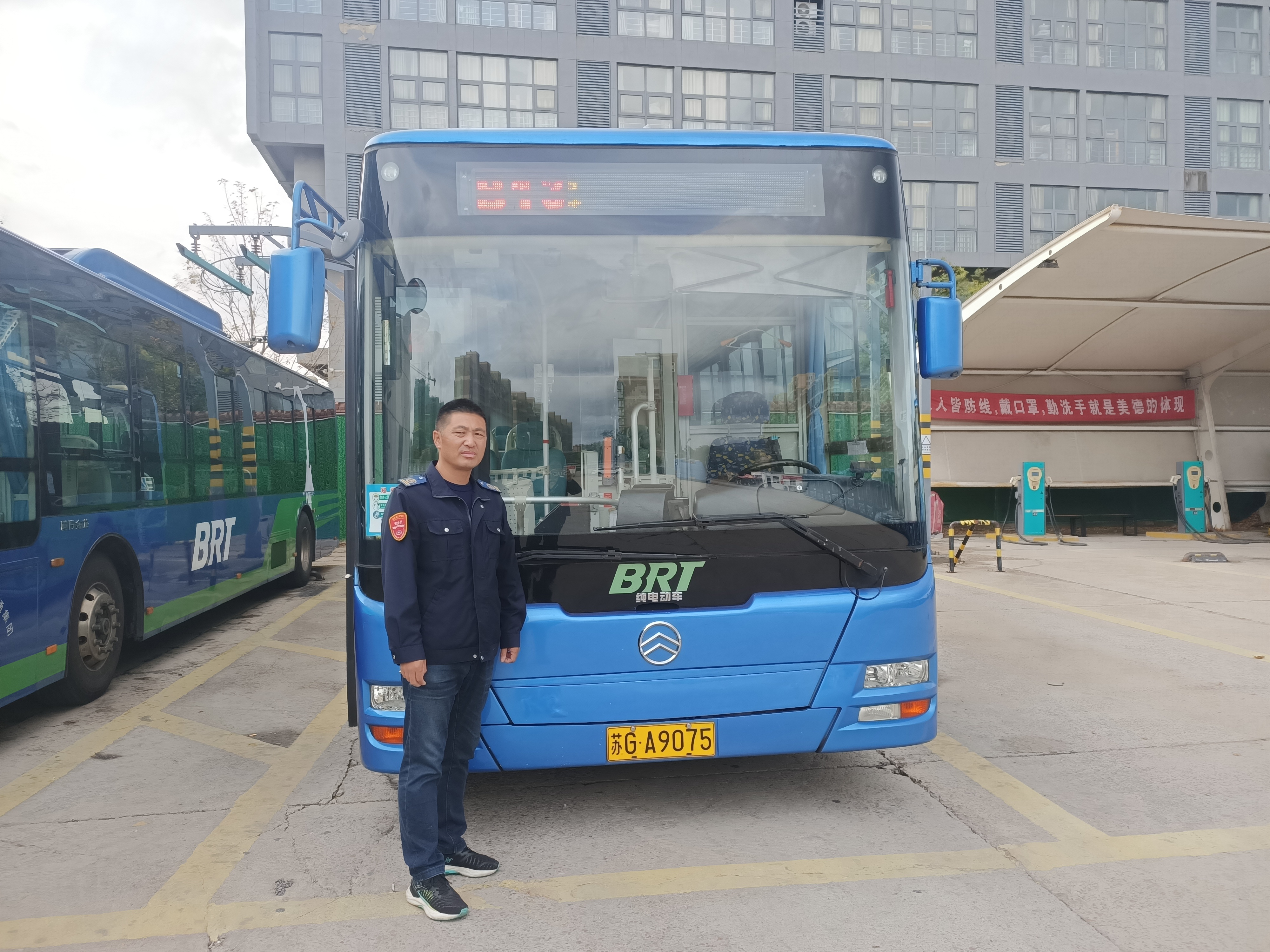 快速公交事業(yè)部B13線駕駛員馬彬彬、龔本軍 撿手機歸還乘客獲感謝