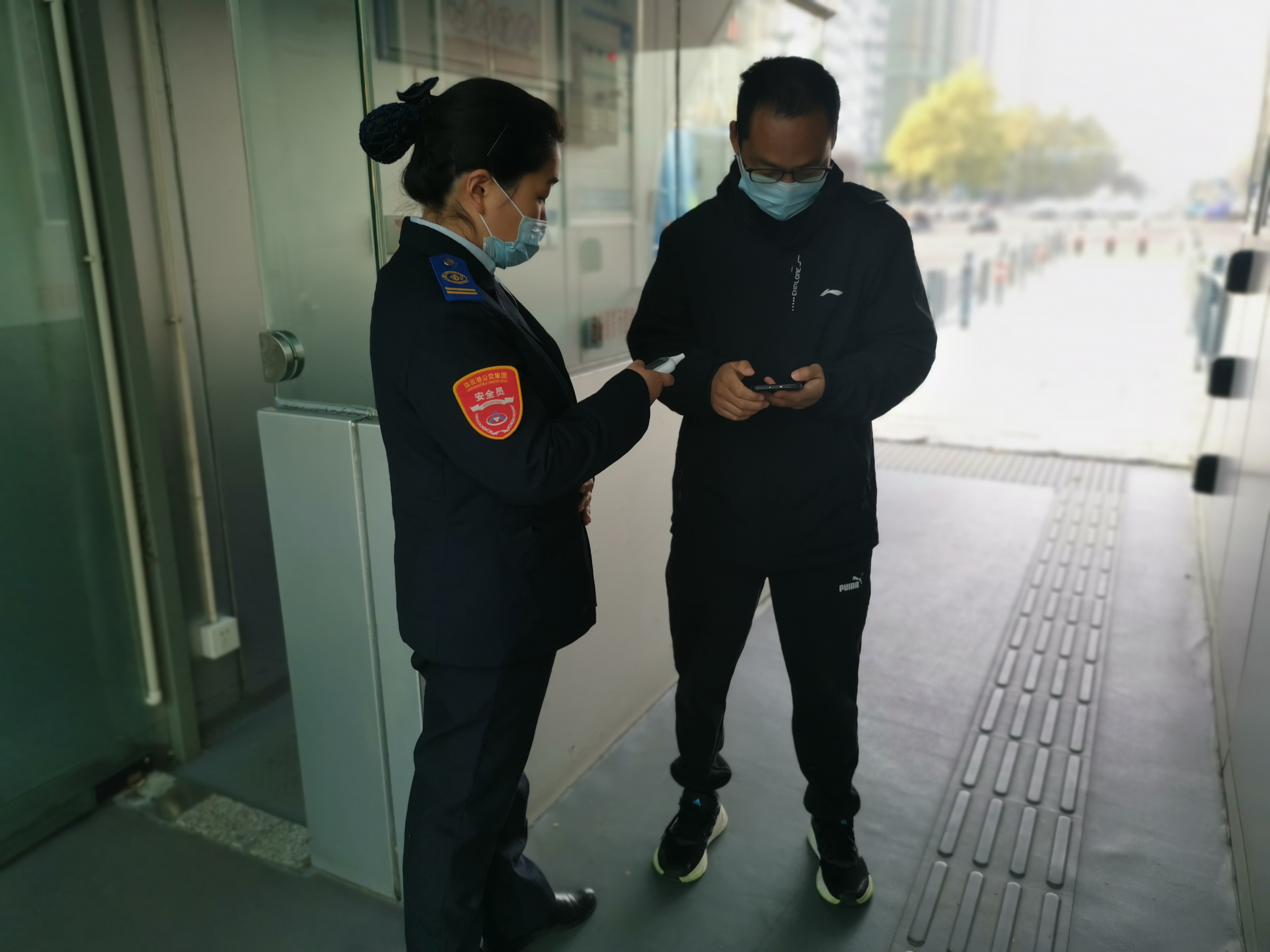 快速公交事業(yè)部站務(wù)員聯(lián)手幫助乘客找到丟失的手機