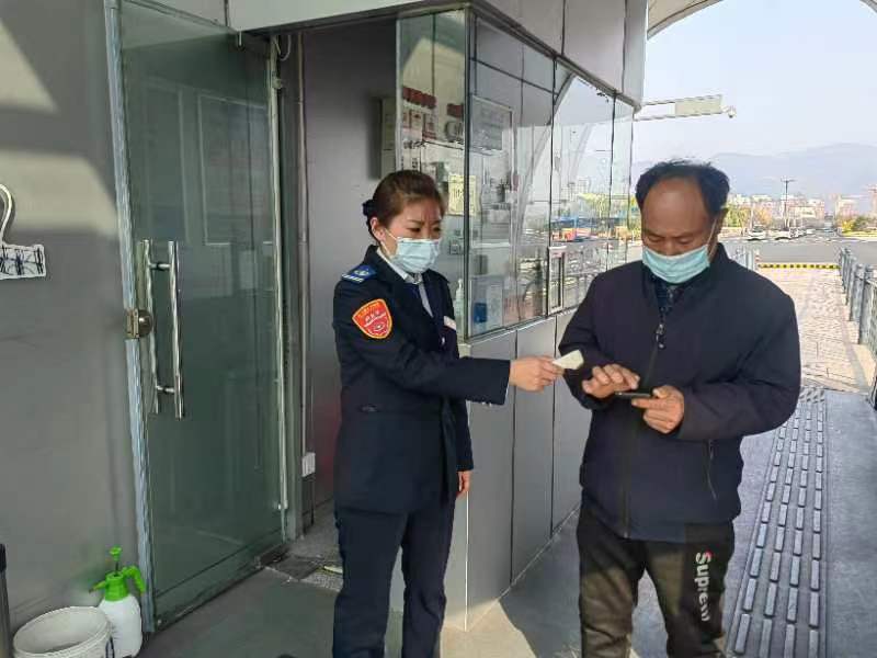 快速公交事業(yè)部站務(wù)員孟金幫助乘客找回丟失的手機(jī)獲感謝