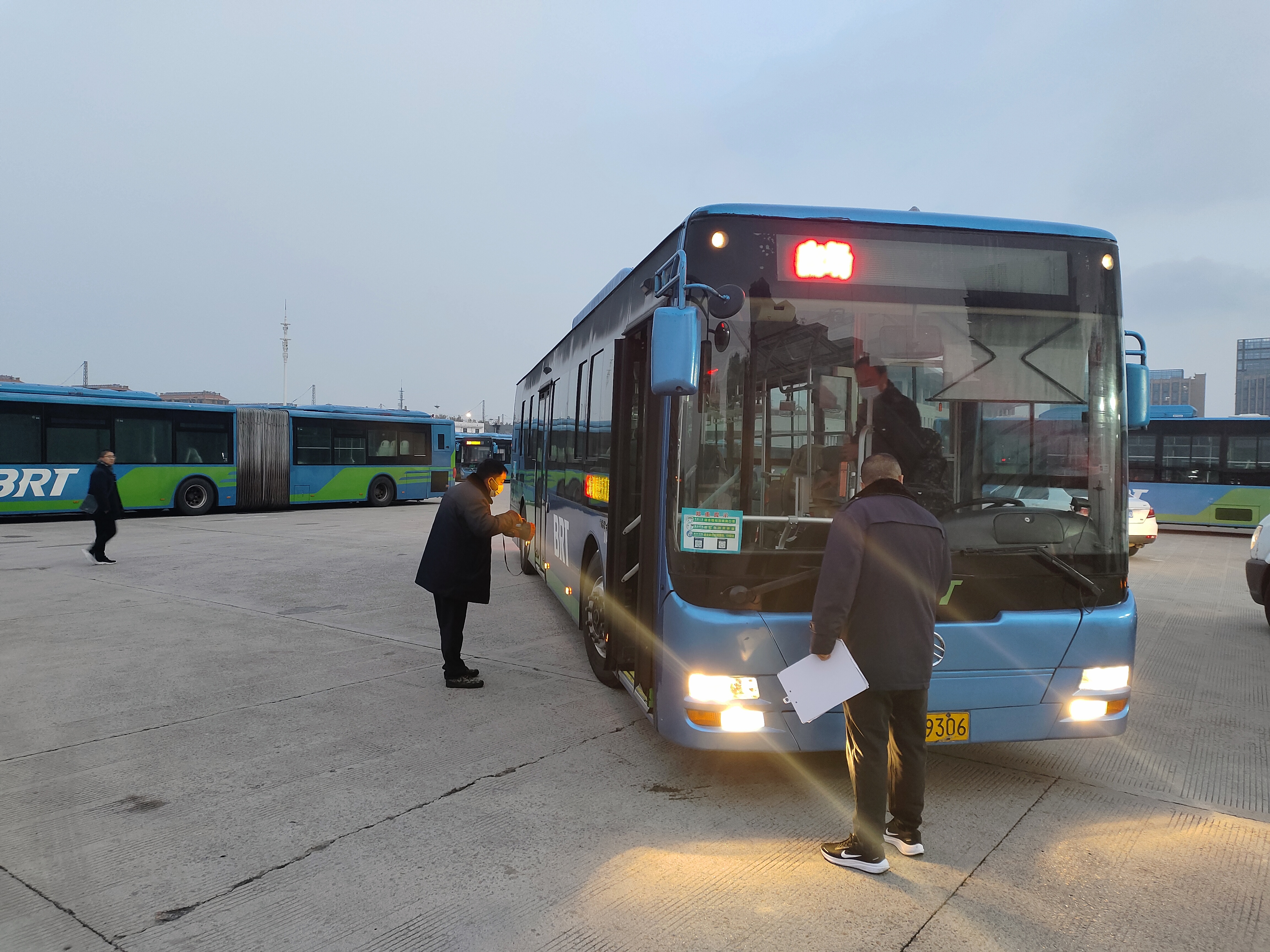 公交集團(tuán)快速公交事業(yè)部開(kāi)展創(chuàng)文車(chē)輛專(zhuān)項(xiàng)排查工作