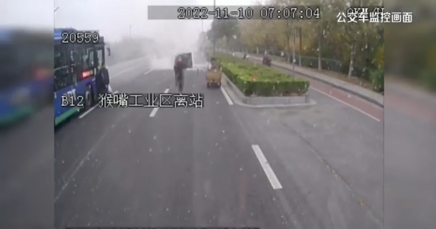 路遇三輪車上液化氣罐起火 快速公交事業(yè)部兩司機(jī)出手齊相救