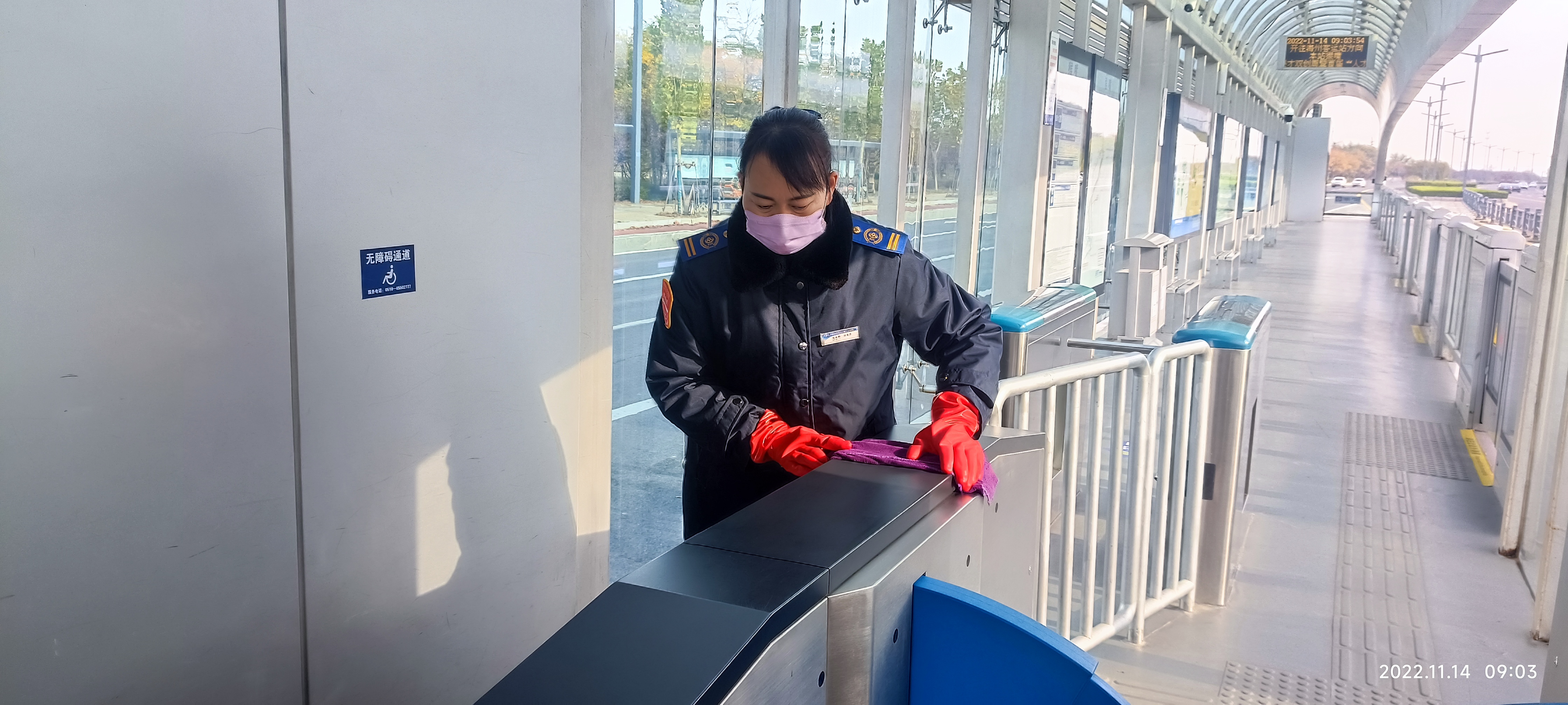 快速公交事業(yè)部站務(wù)員張永靜熱心幫助老人獲感謝