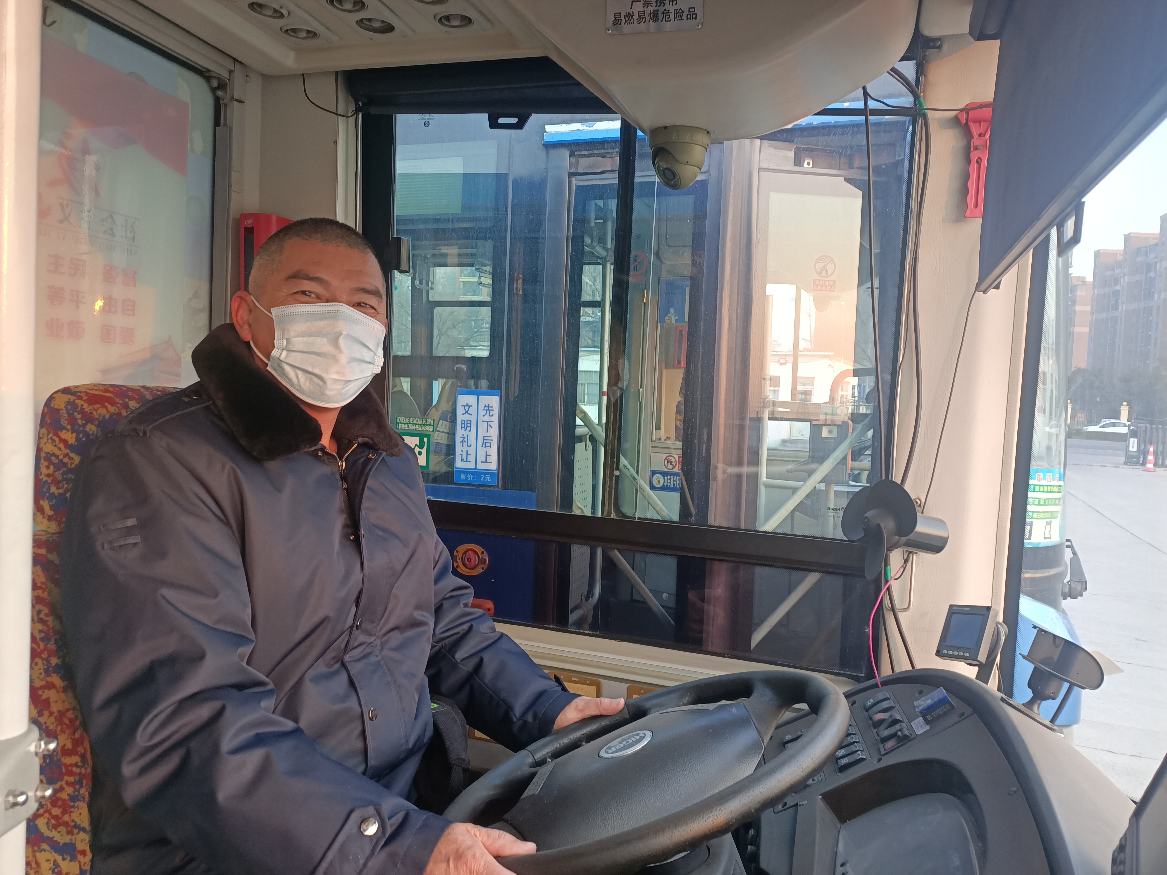 公交集團(tuán)快速公交事業(yè)部調(diào)度員、駕駛員和站務(wù)員接力幫助乘客尋包獲乘客點(diǎn)贊