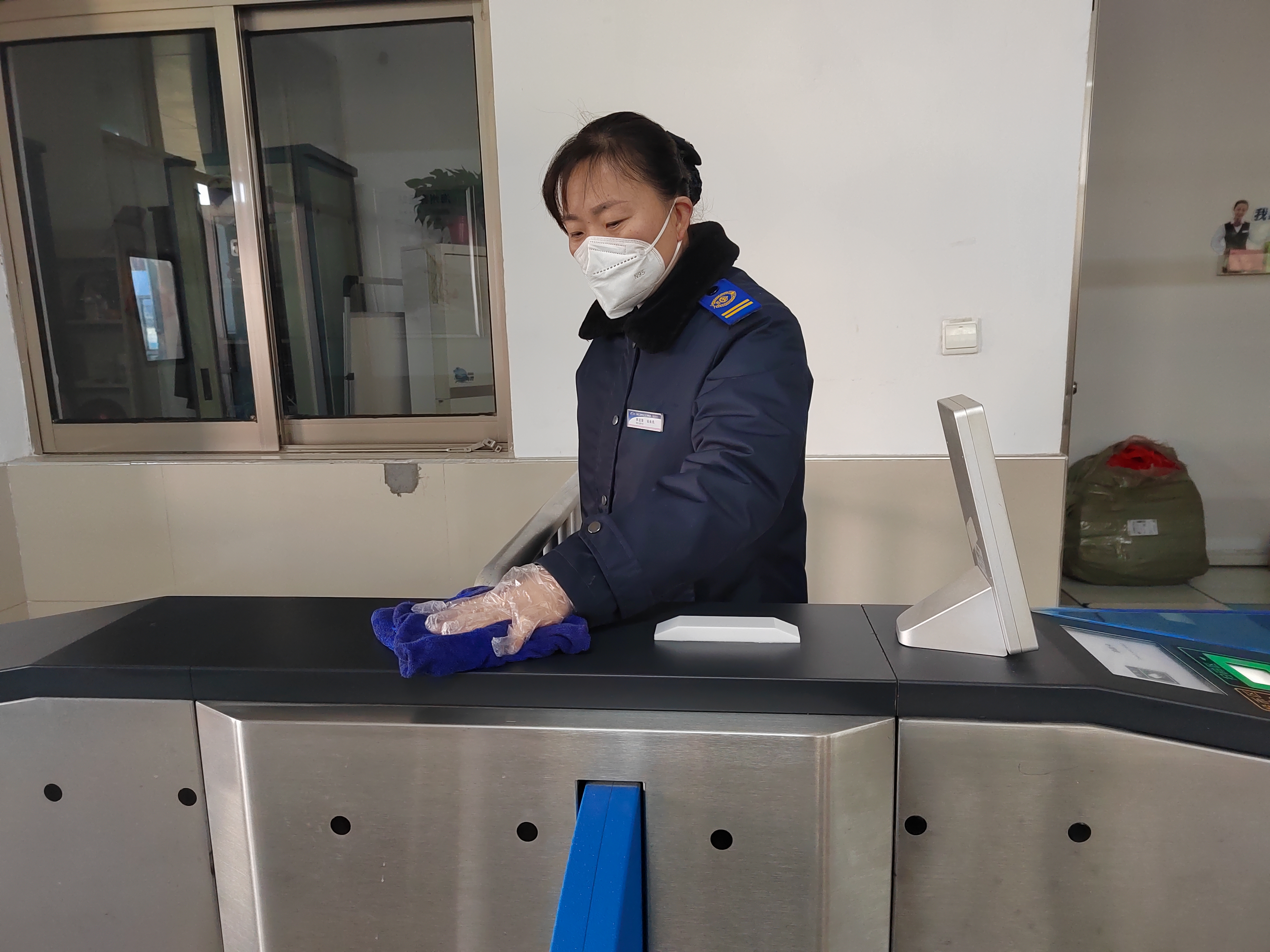 公交集團(tuán)快速公交事業(yè)部站務(wù)員李迎榮熱心幫助老人乘車獲感謝