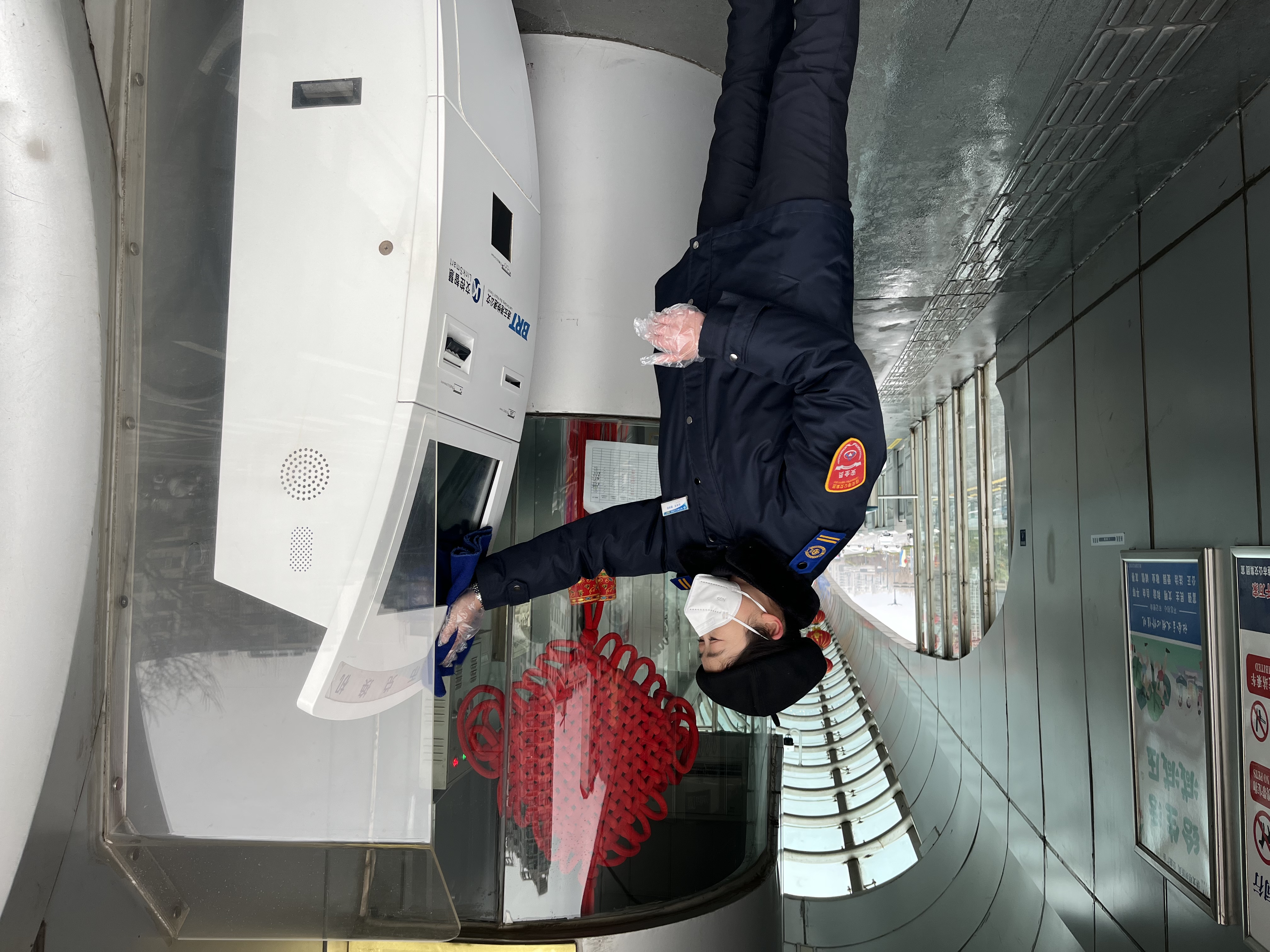 快速公交事業(yè)部站務(wù)員惠培容熱心服務(wù)乘客獲點(diǎn)贊