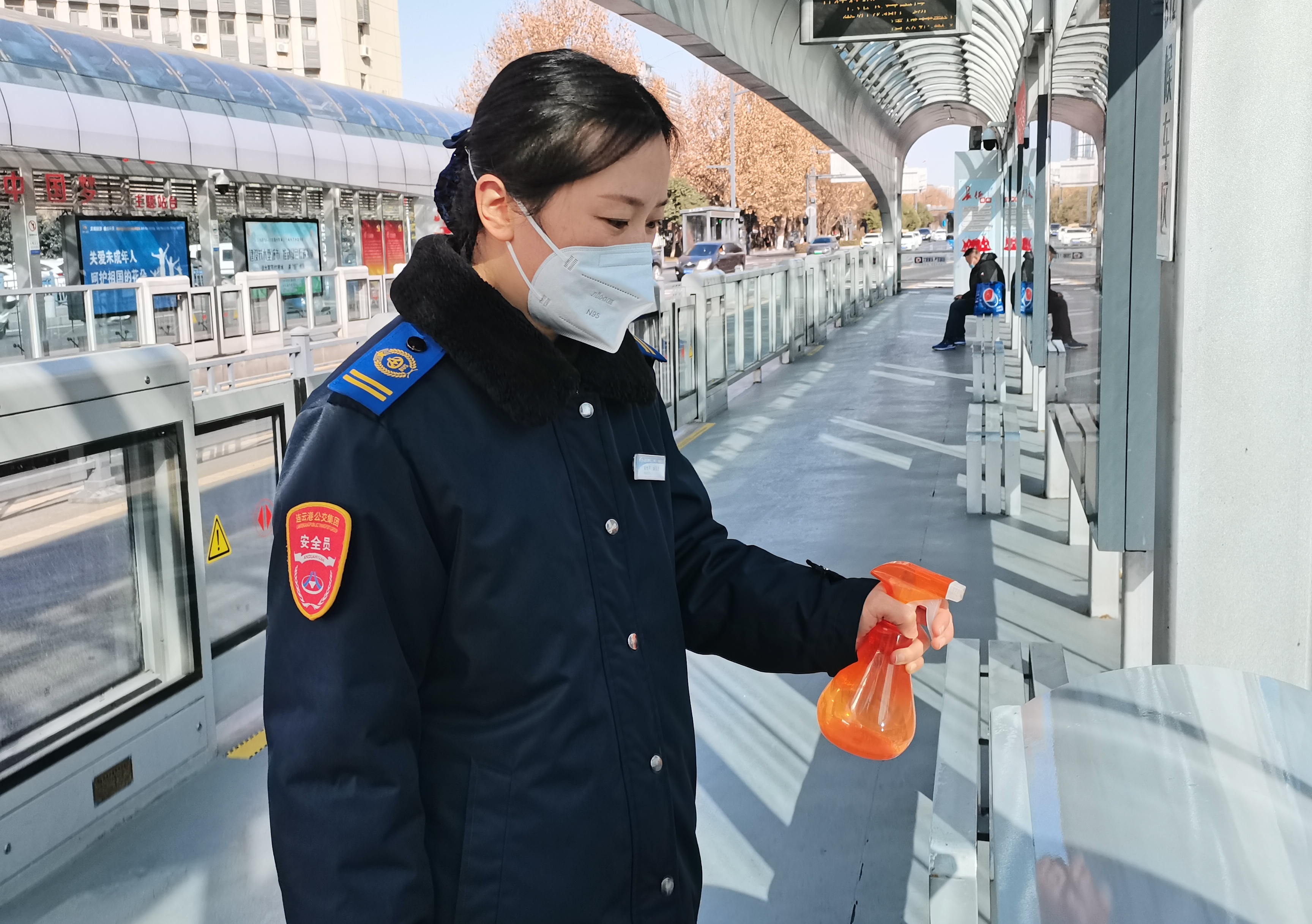 快速公交事業(yè)部站務(wù)員朱桂平幫助乘客找回丟失的資料包獲感謝