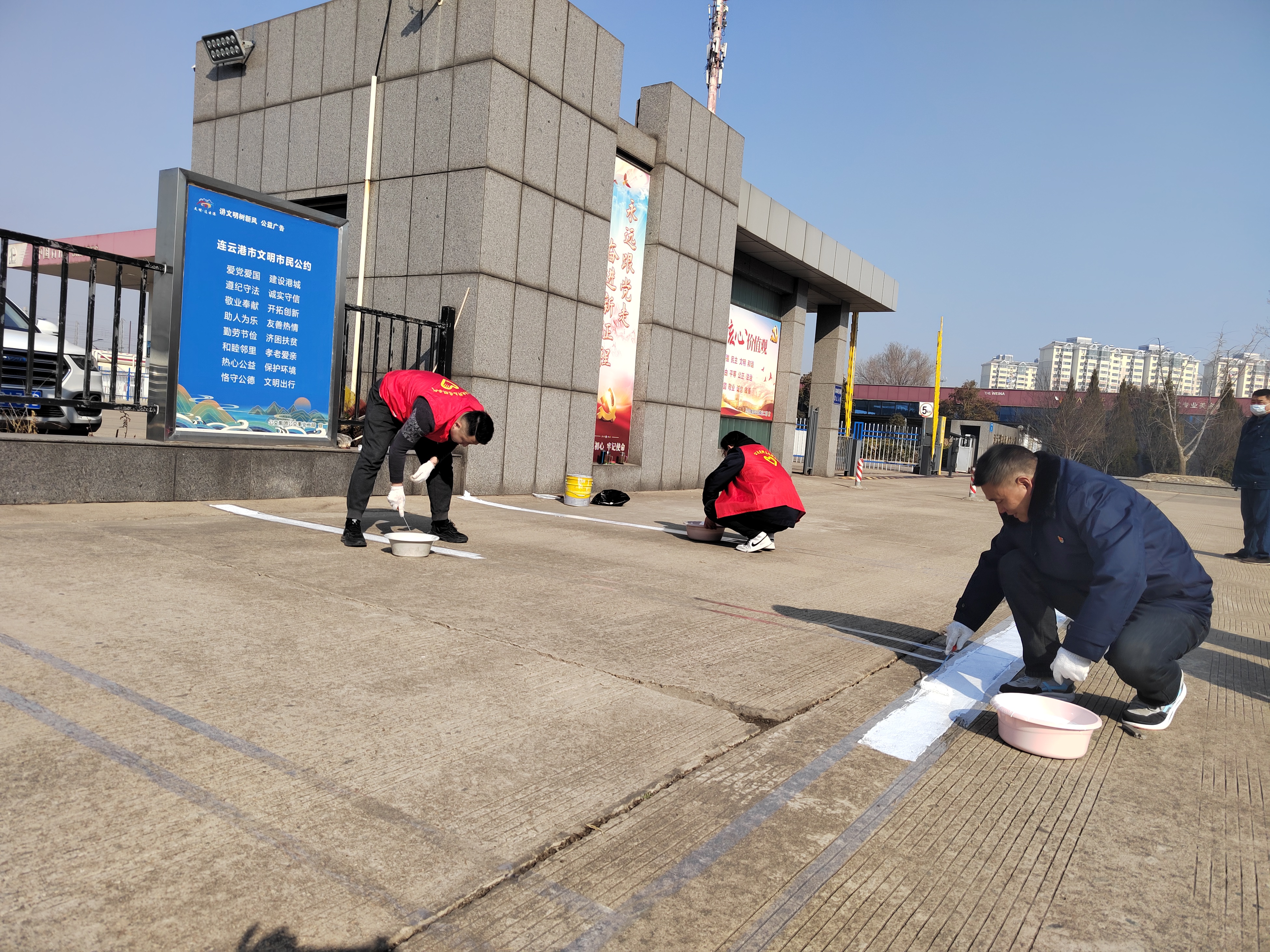 公交集團(tuán)公交事業(yè)二部組織開(kāi)展場(chǎng)站 停車(chē)位劃線志愿服務(wù)活動(dòng)