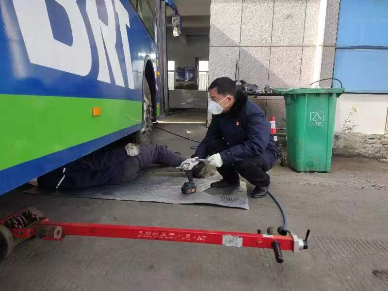 公交集團(tuán)快速公交事業(yè)部啟動(dòng)惡劣天氣應(yīng)急預(yù)案