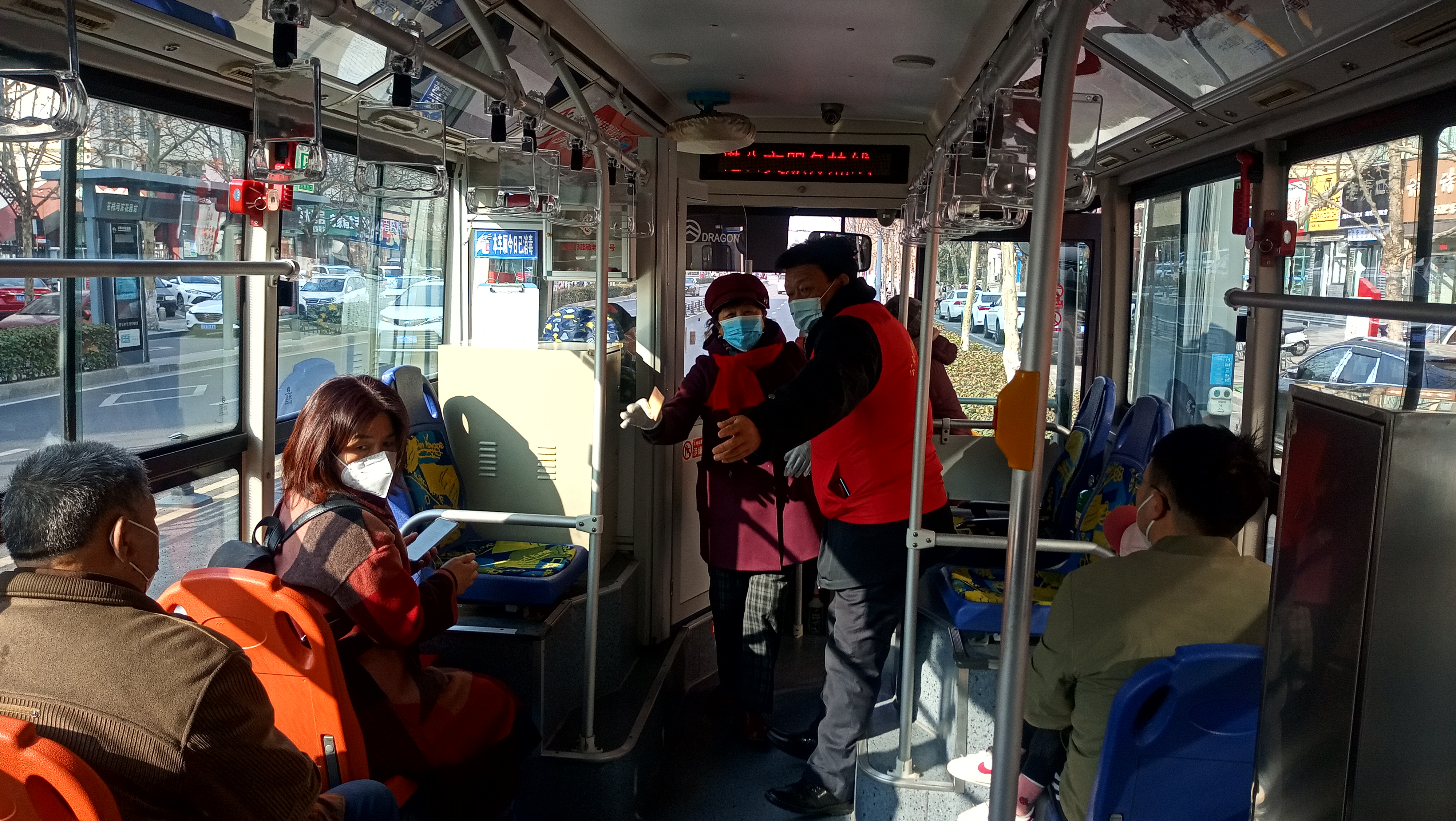 公交集團(tuán)公交事業(yè)一部開(kāi)展“與雷鋒車(chē)同行?文明實(shí)踐暖新春”志愿服務(wù)活動(dòng)