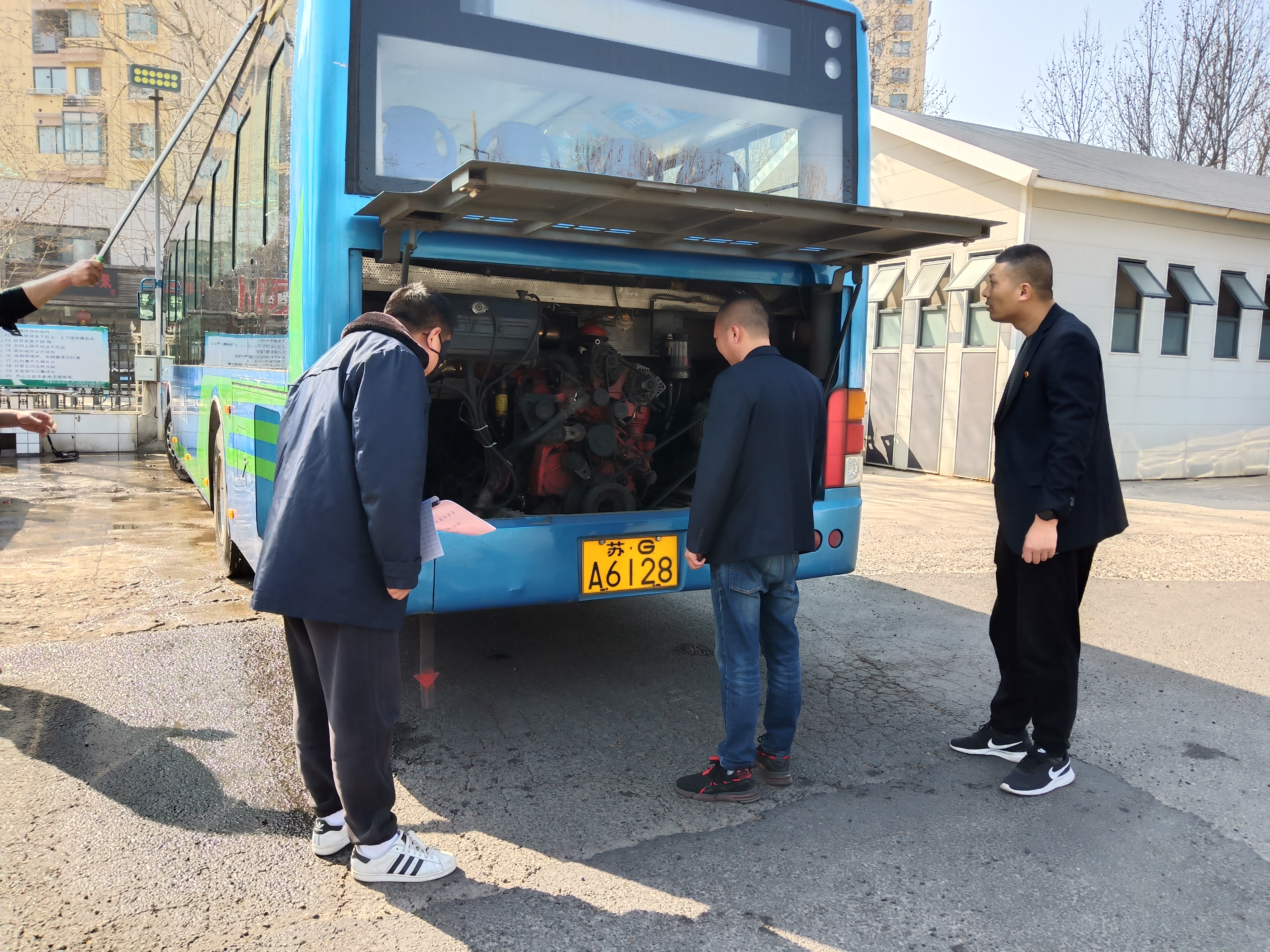 公交集團(tuán)公交事業(yè)二部開展“兩會(huì)”及“風(fēng)險(xiǎn)管控隱患排查月”安全專項(xiàng)檢查