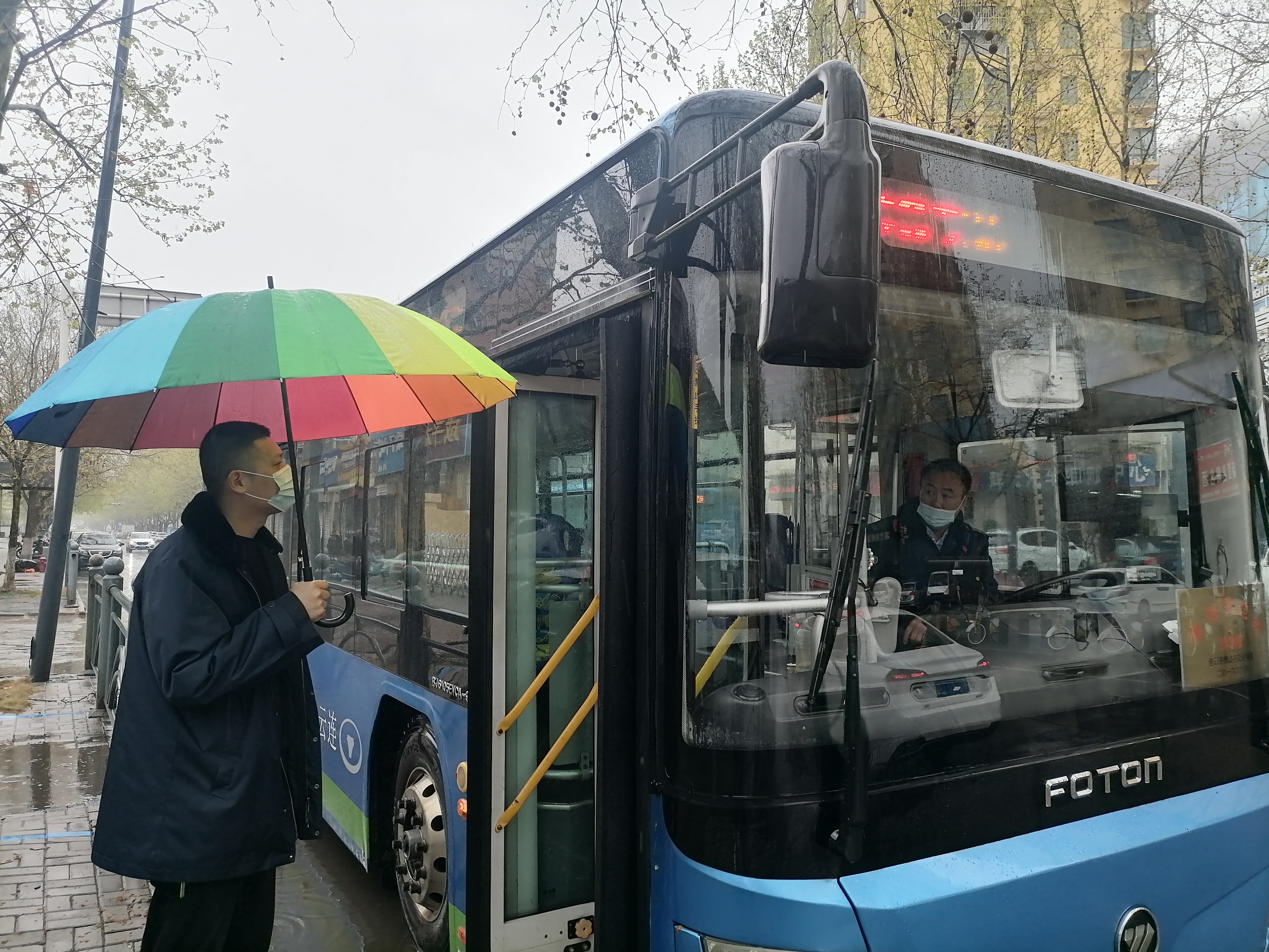 公交集團(tuán)公交事業(yè)二部積極應(yīng)當(dāng)大風(fēng)大雨惡劣天氣