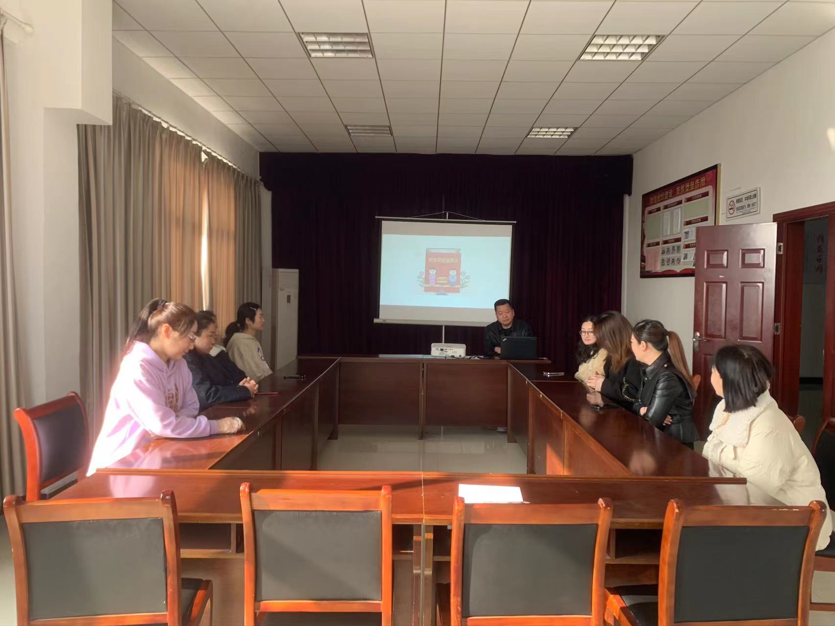 公交機(jī)務(wù)技術(shù)事業(yè)部開展女職工普法宣傳 活動——學(xué)習(xí)《婦女權(quán)益保障法》