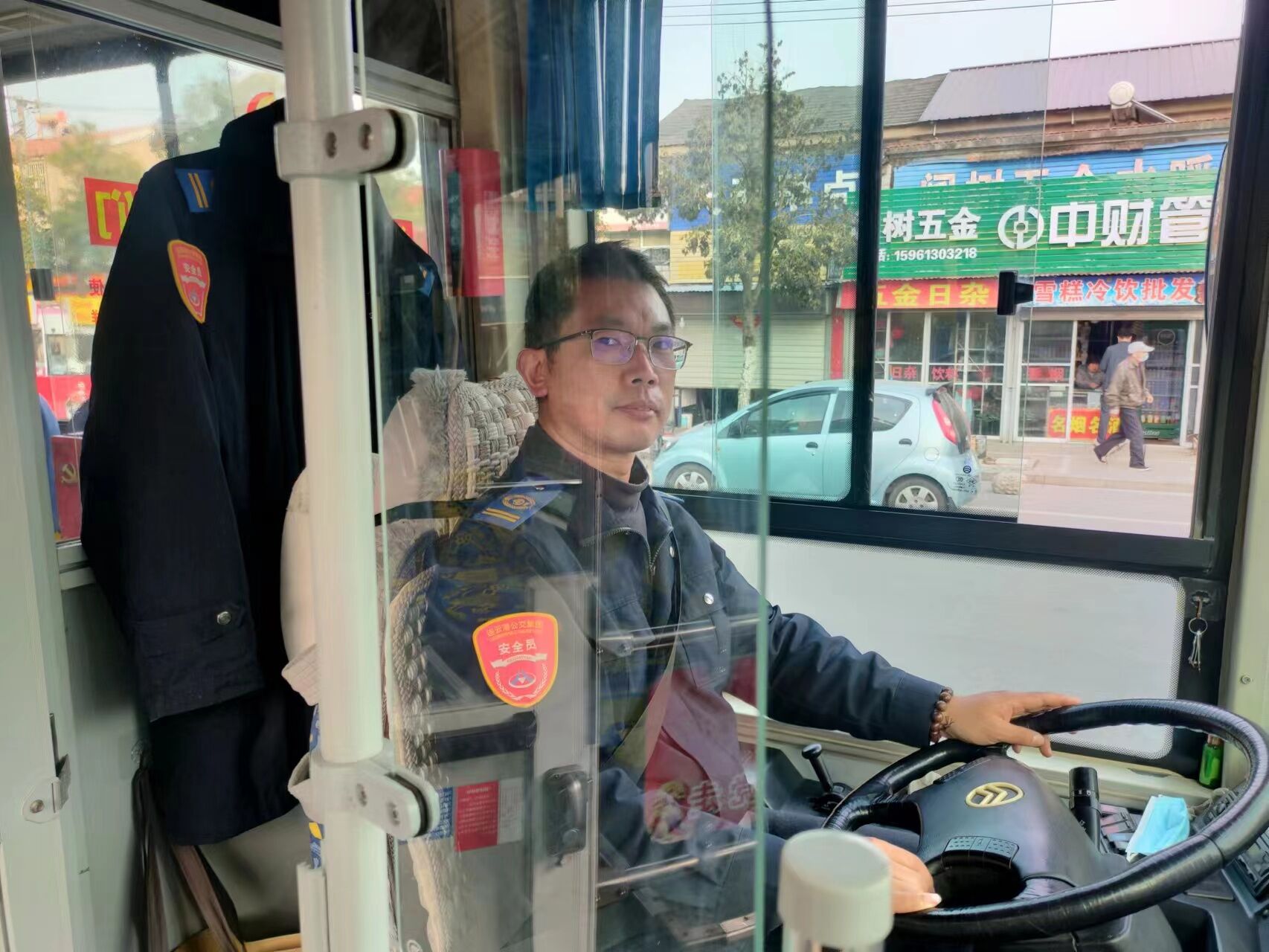 日行一善踐于行 公交司機(jī)暖人心