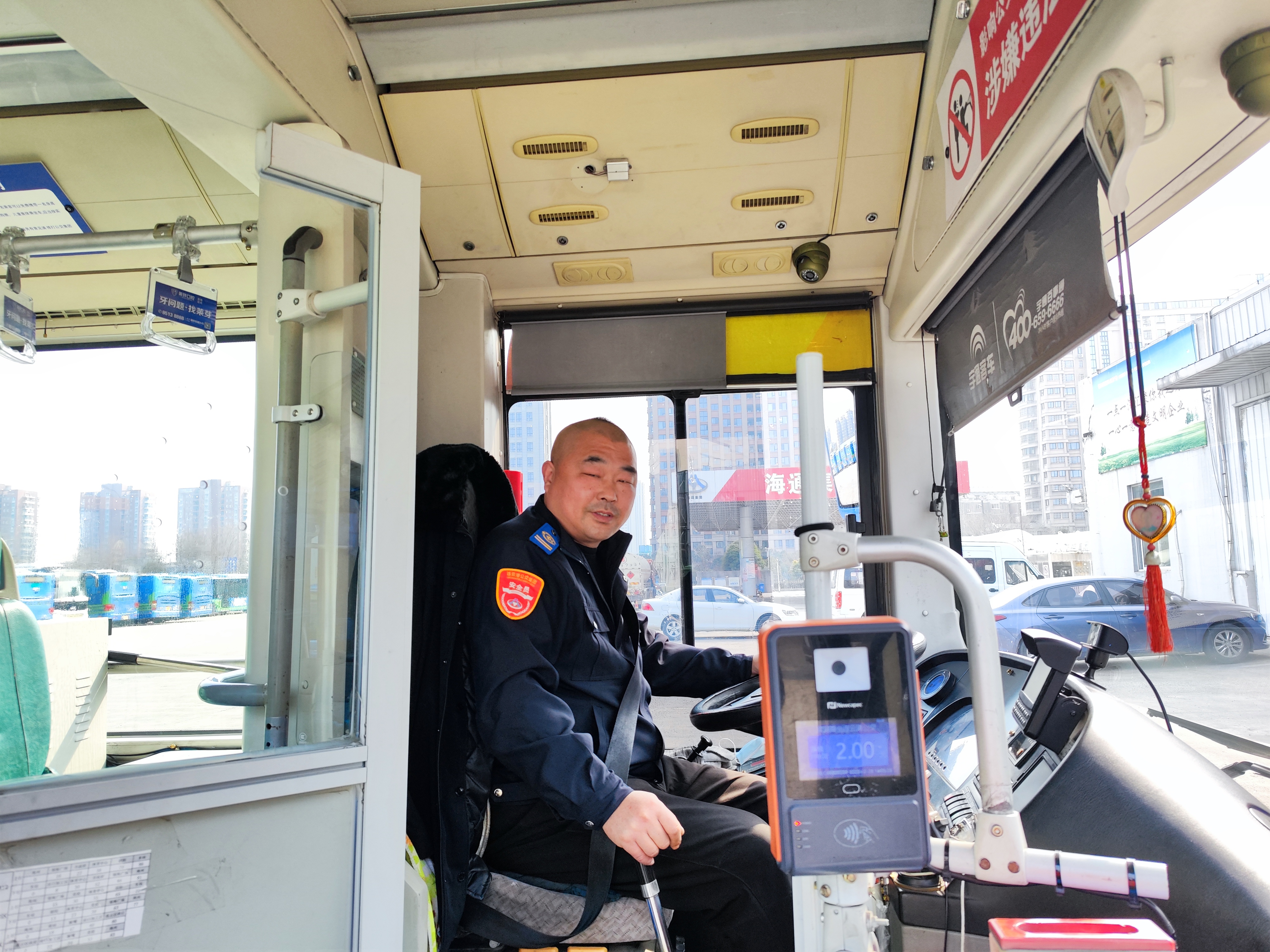 快速公交事業(yè)部B12線駕駛員 姚偉奮勇救火，彰顯社會(huì)正能量