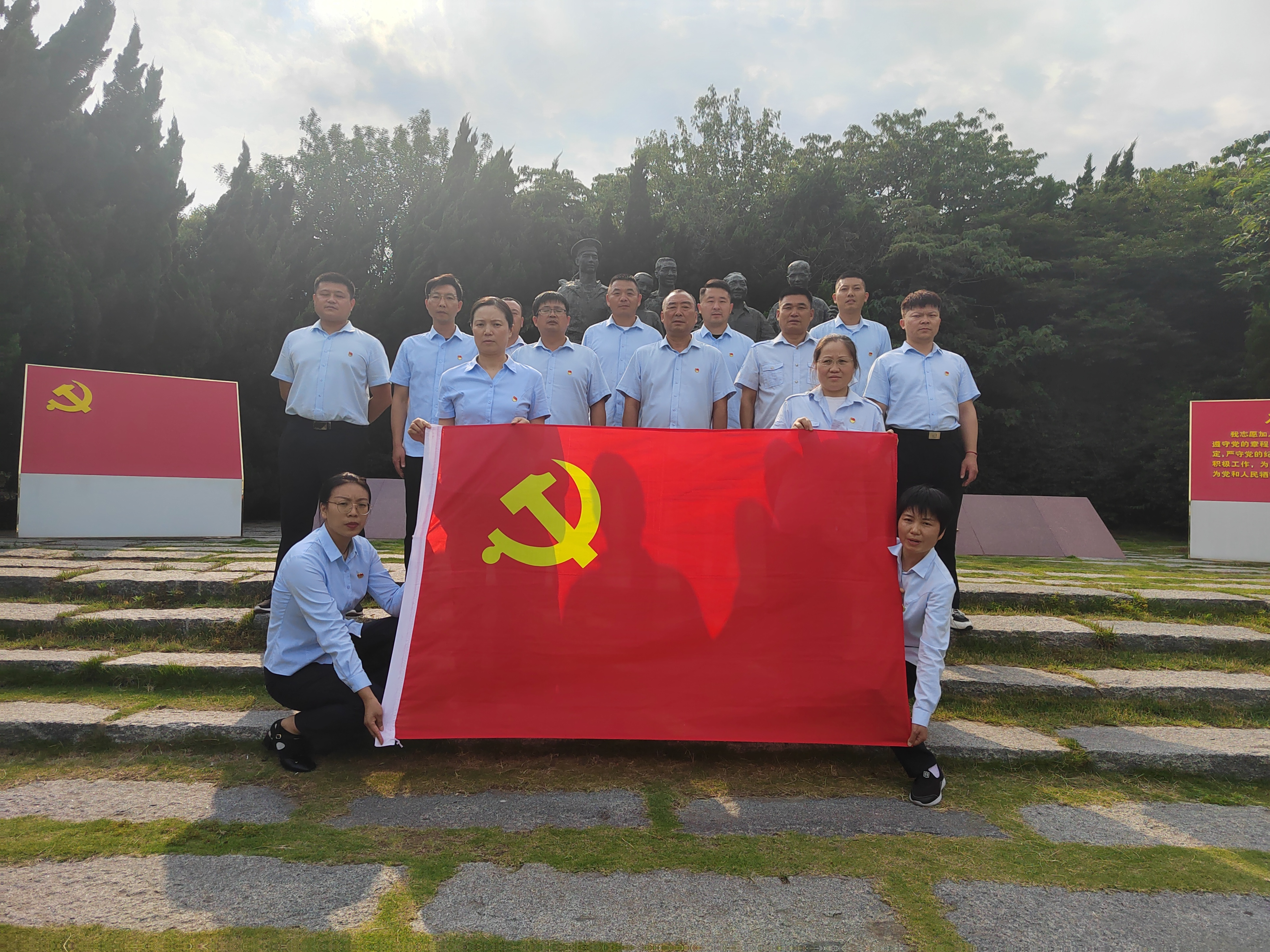 走進“鄧小平和人民在一起”雕塑公園，公交集團公交事業(yè)二部黨支部理論學(xué)習(xí) 中心組（擴大）開展現(xiàn)場研學(xué)