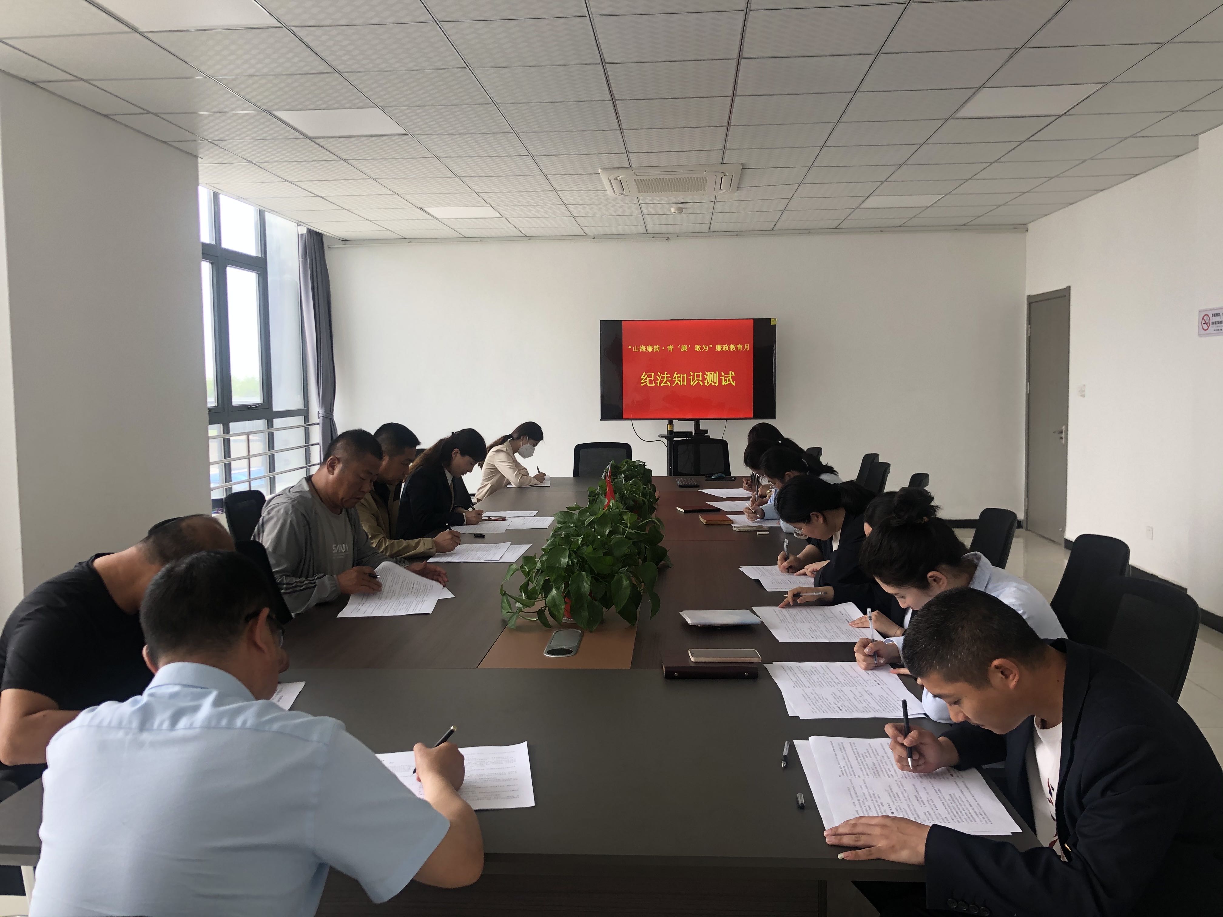 公交集團經(jīng)營發(fā)展事業(yè)部組織黨員干部及年輕職工開展紀(jì)法知識測試