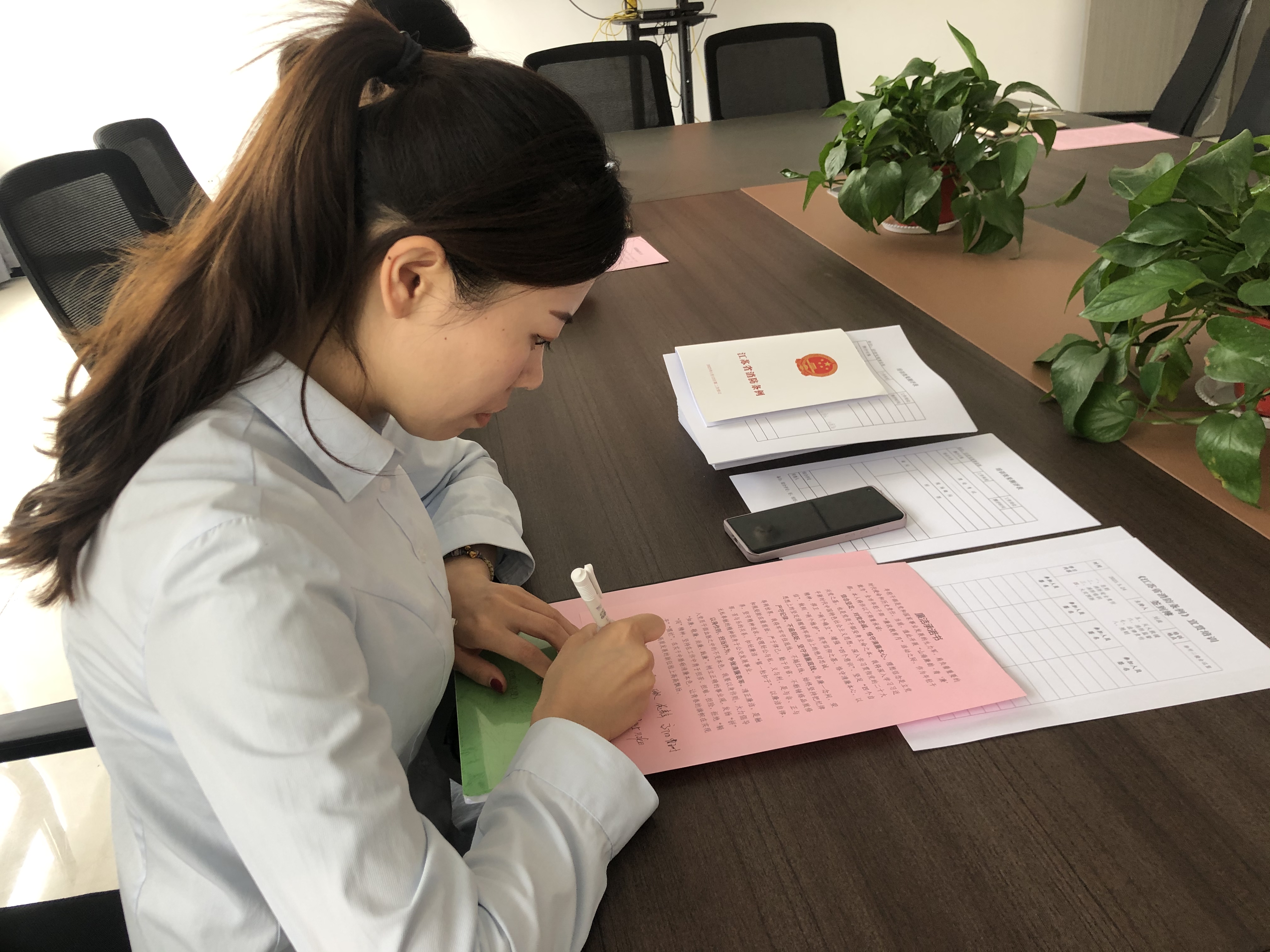 公交集團(tuán)經(jīng)營發(fā)展事業(yè)部組織召開“青廉”承諾書簽訂會(huì)