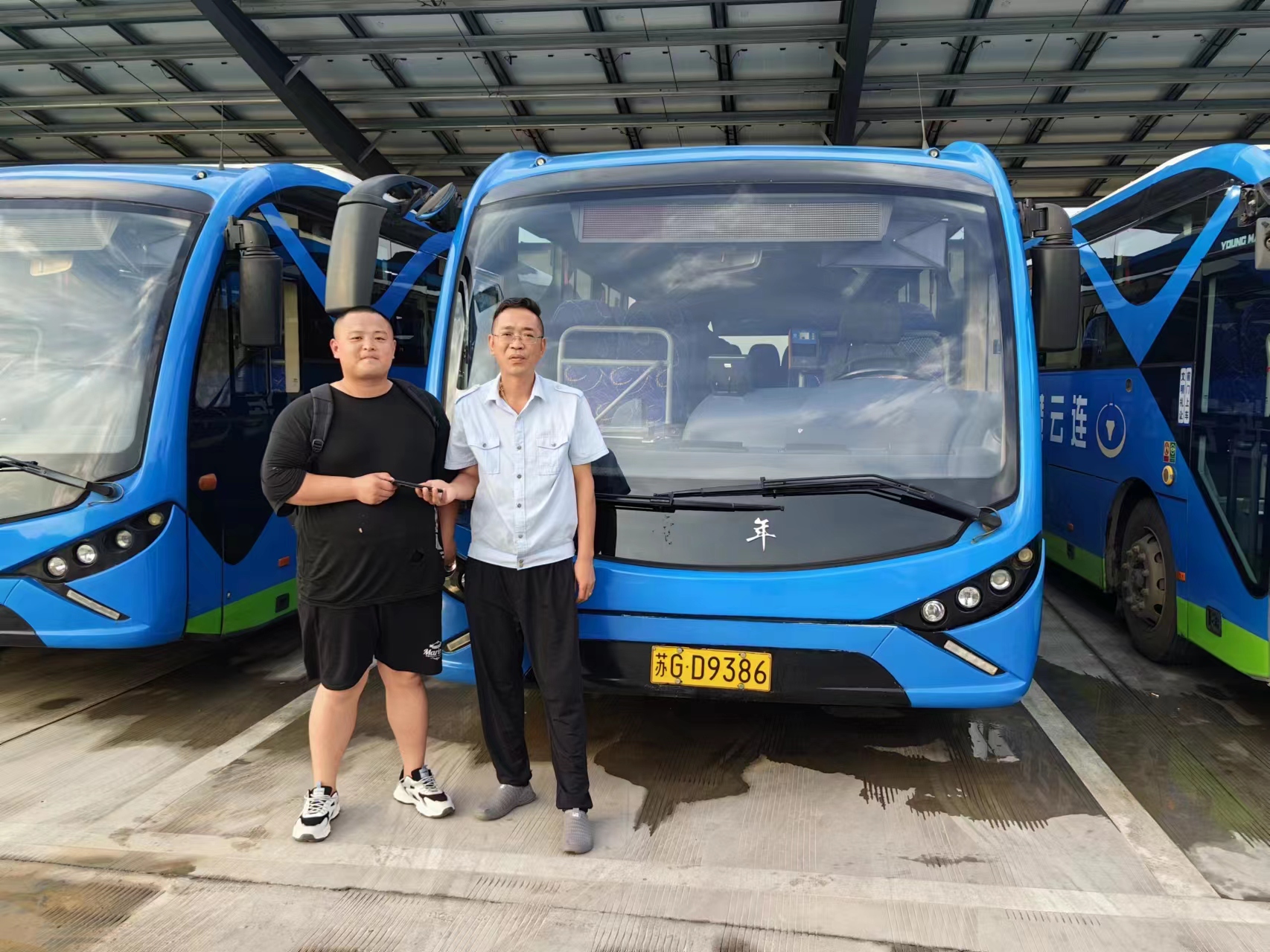 公交集團(tuán)經(jīng)營(yíng)發(fā)展事業(yè)部駕駛員江偉拾金不昧受表?yè)P(yáng)