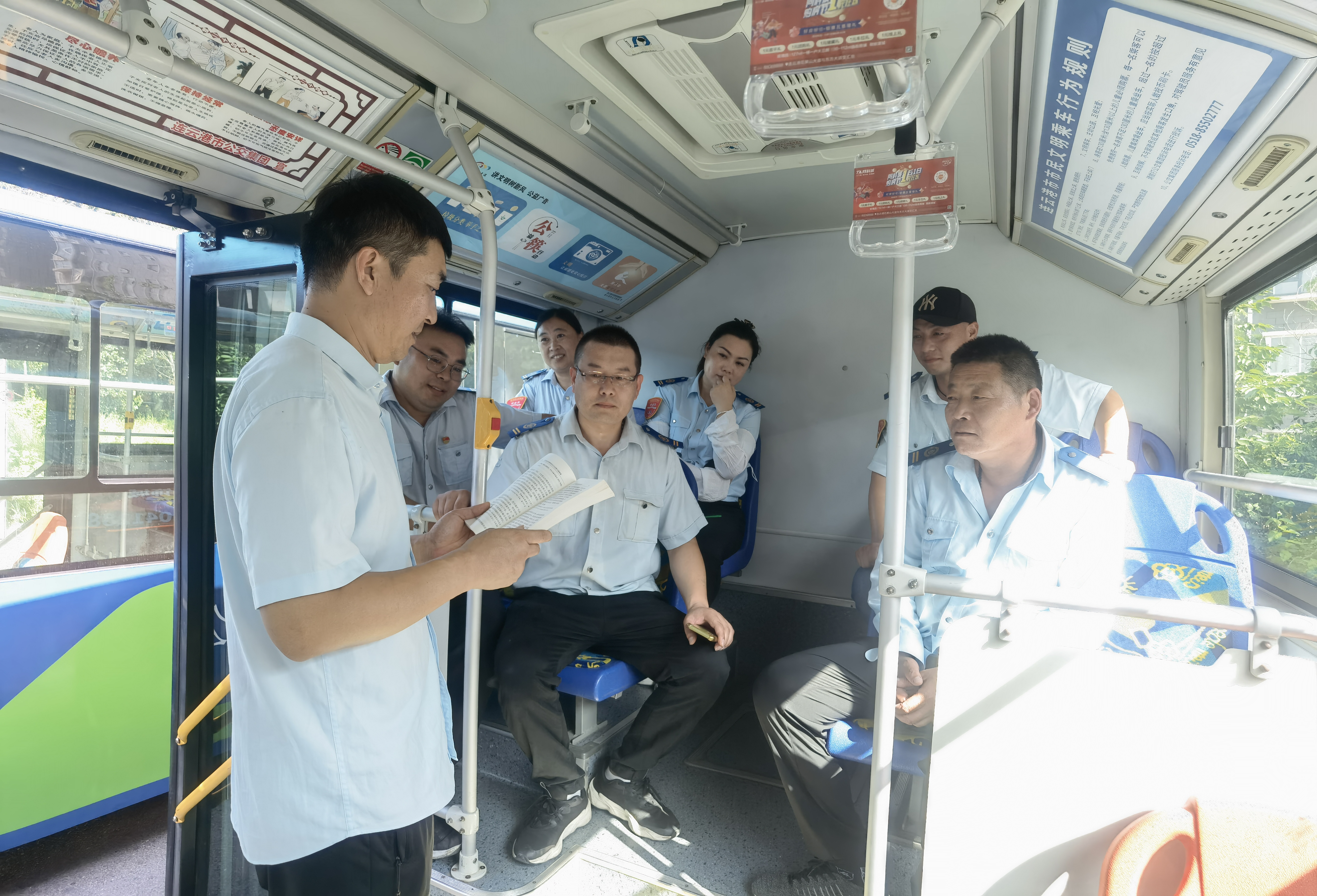 公交集團公交事業(yè)一部黨支部開展“送黨課進車廂”活動