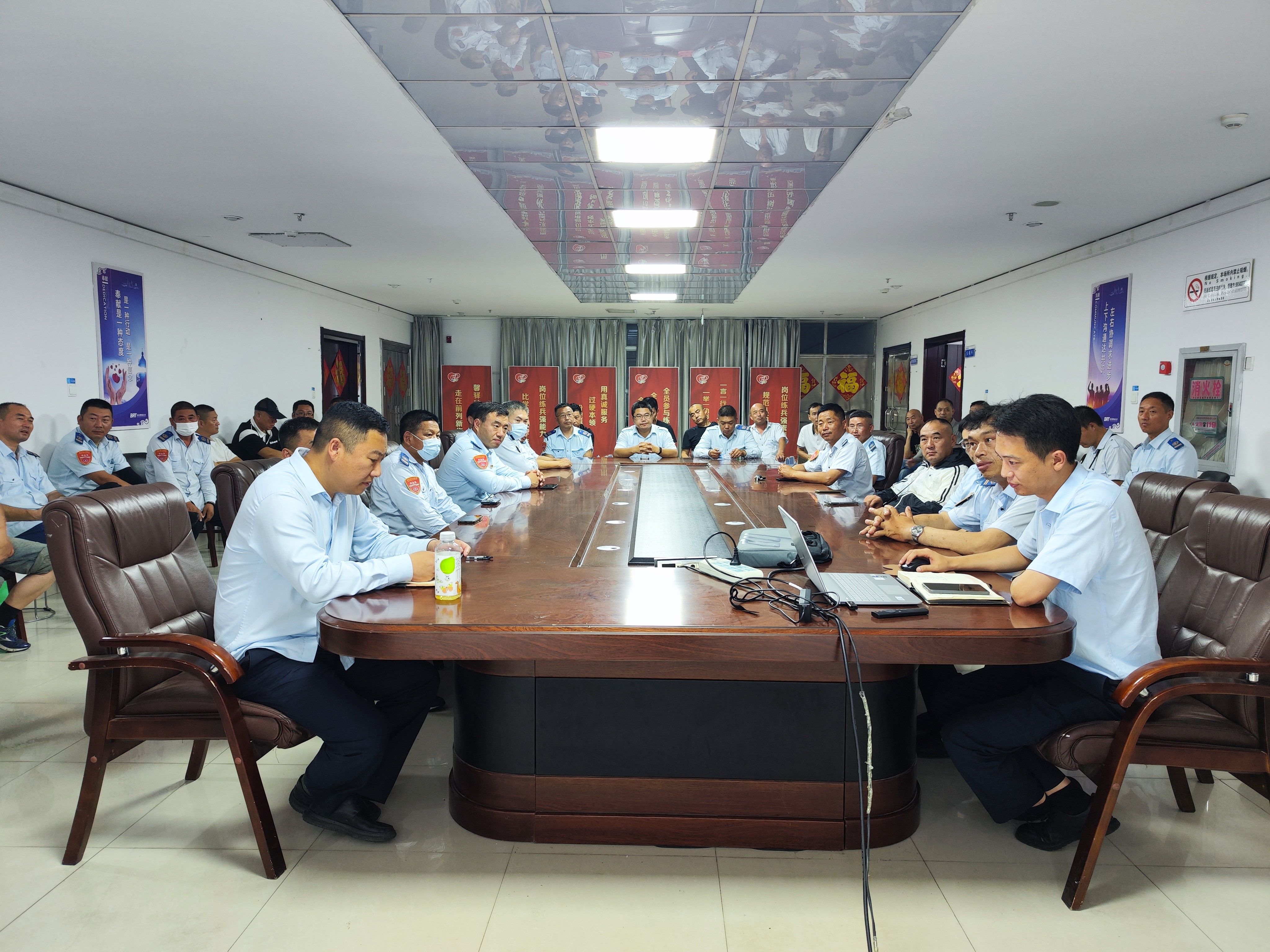 公交集團(tuán)快速公交事業(yè)部開展安全行車專題會議