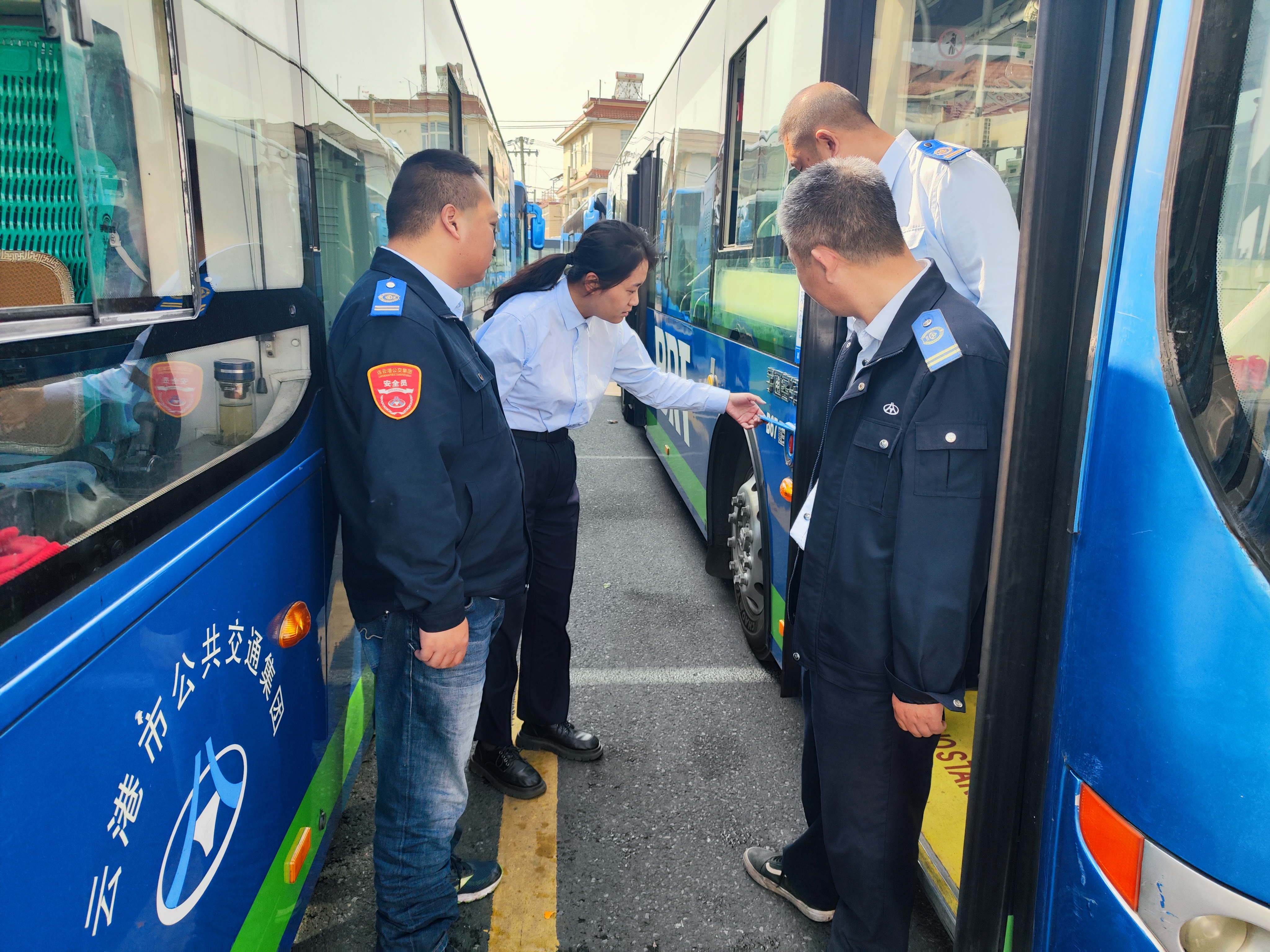 公交集團(tuán)快速公交事業(yè)部開展車輛安全專項(xiàng)檢查工作