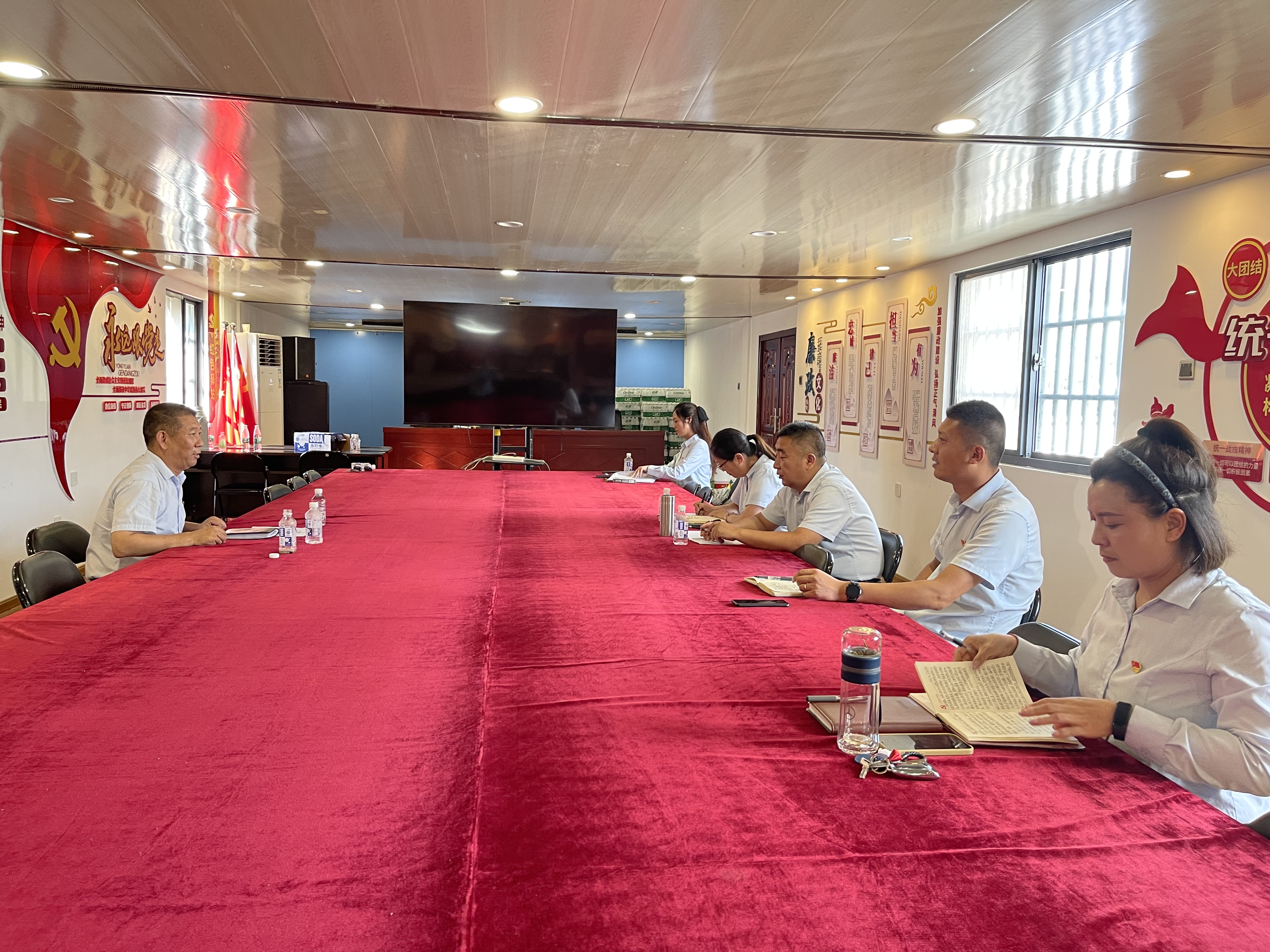 公交集團公交事業(yè)一部理論中心組專題學(xué)習(xí)研討《習(xí)近平新時代中國特色社會主義思想學(xué)習(xí)綱要（2023年版）》