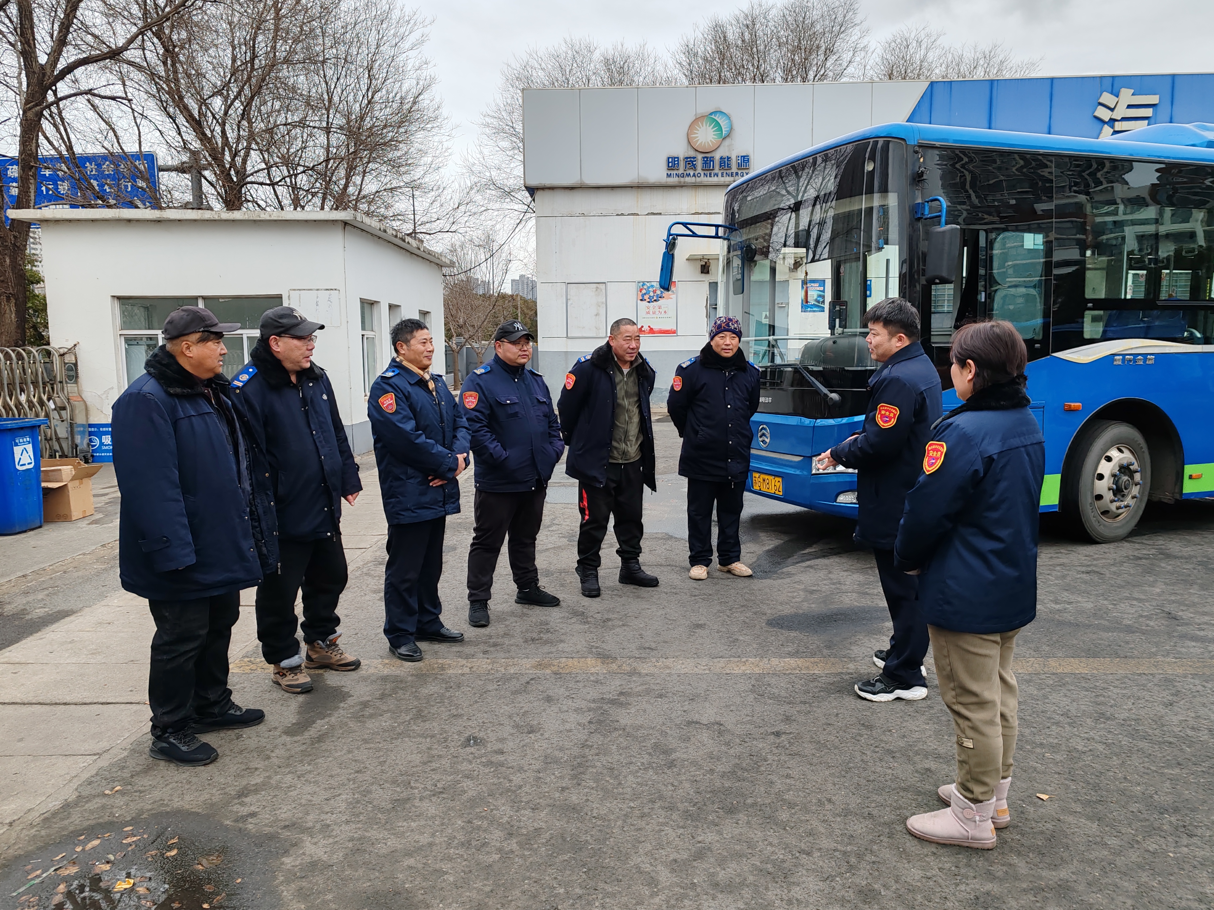 公交集團公交事業(yè)二部開展安全合格班組安全日宣傳活動