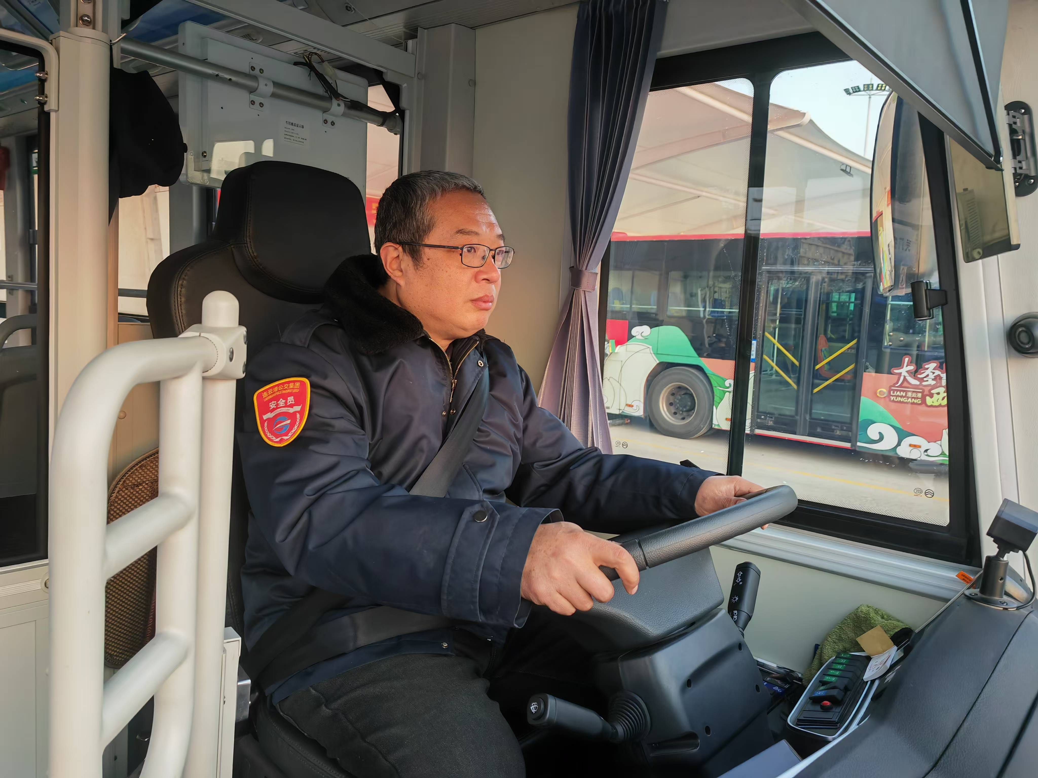 【公交正能量】19路駕駛員紀(jì)曙林拾金不昧被12345熱線表揚