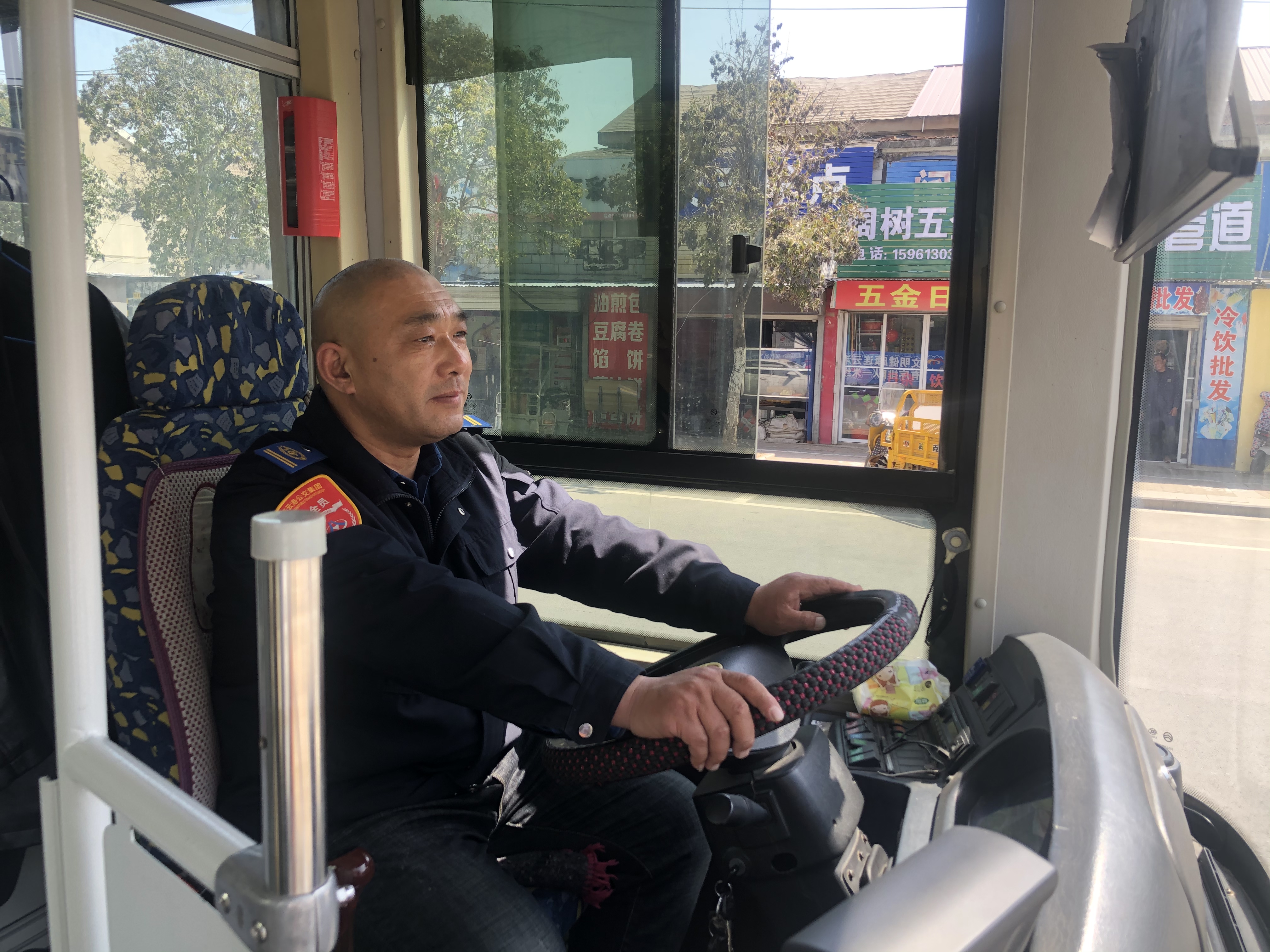 【公交正能量】20路駕駛員陳通友細(xì)心照料行動不便老人
