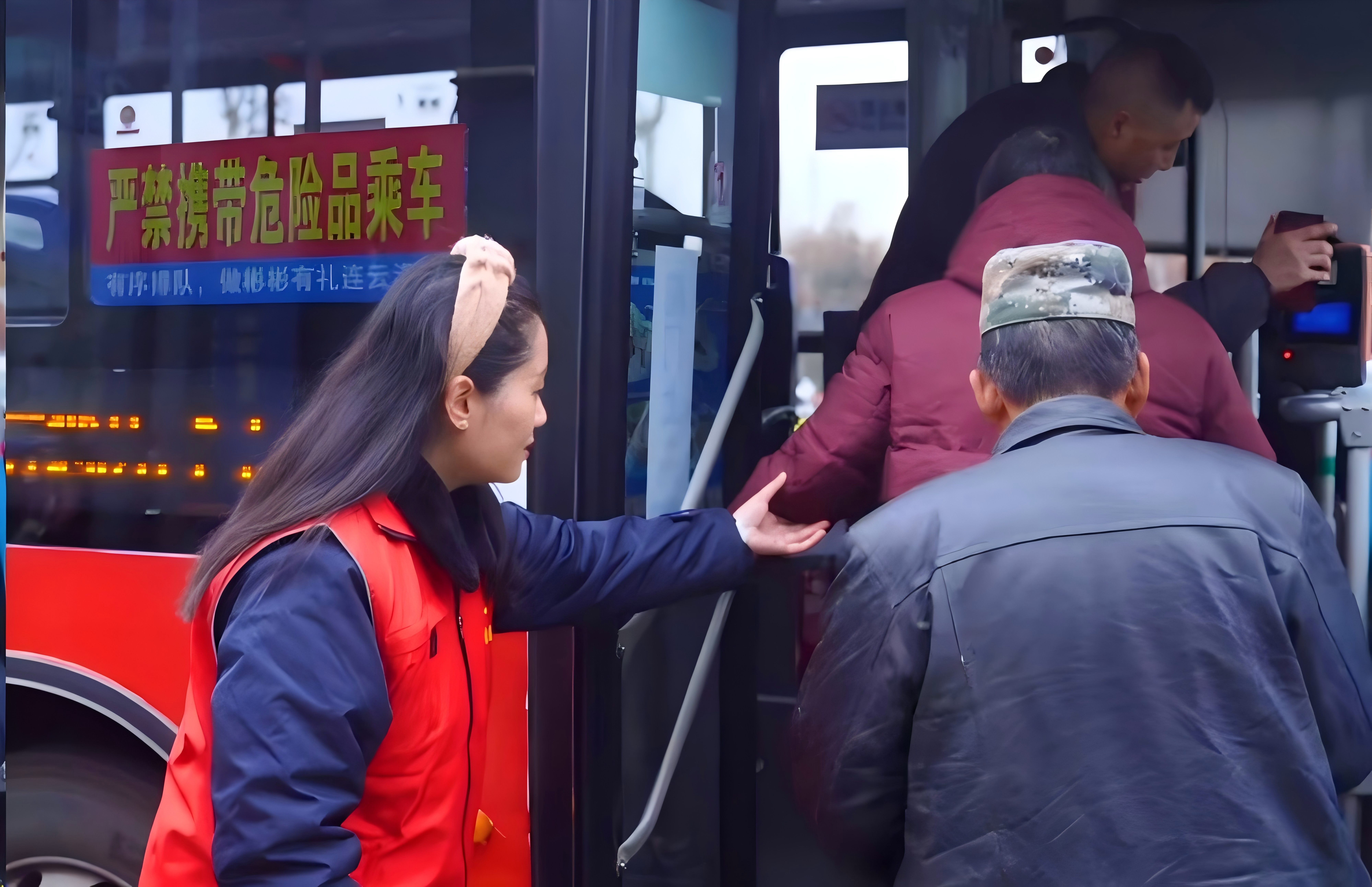 戰(zhàn)嚴(yán)寒保春運，公交志愿服務(wù)隊員的那抹志愿紅正迎風(fēng)而上