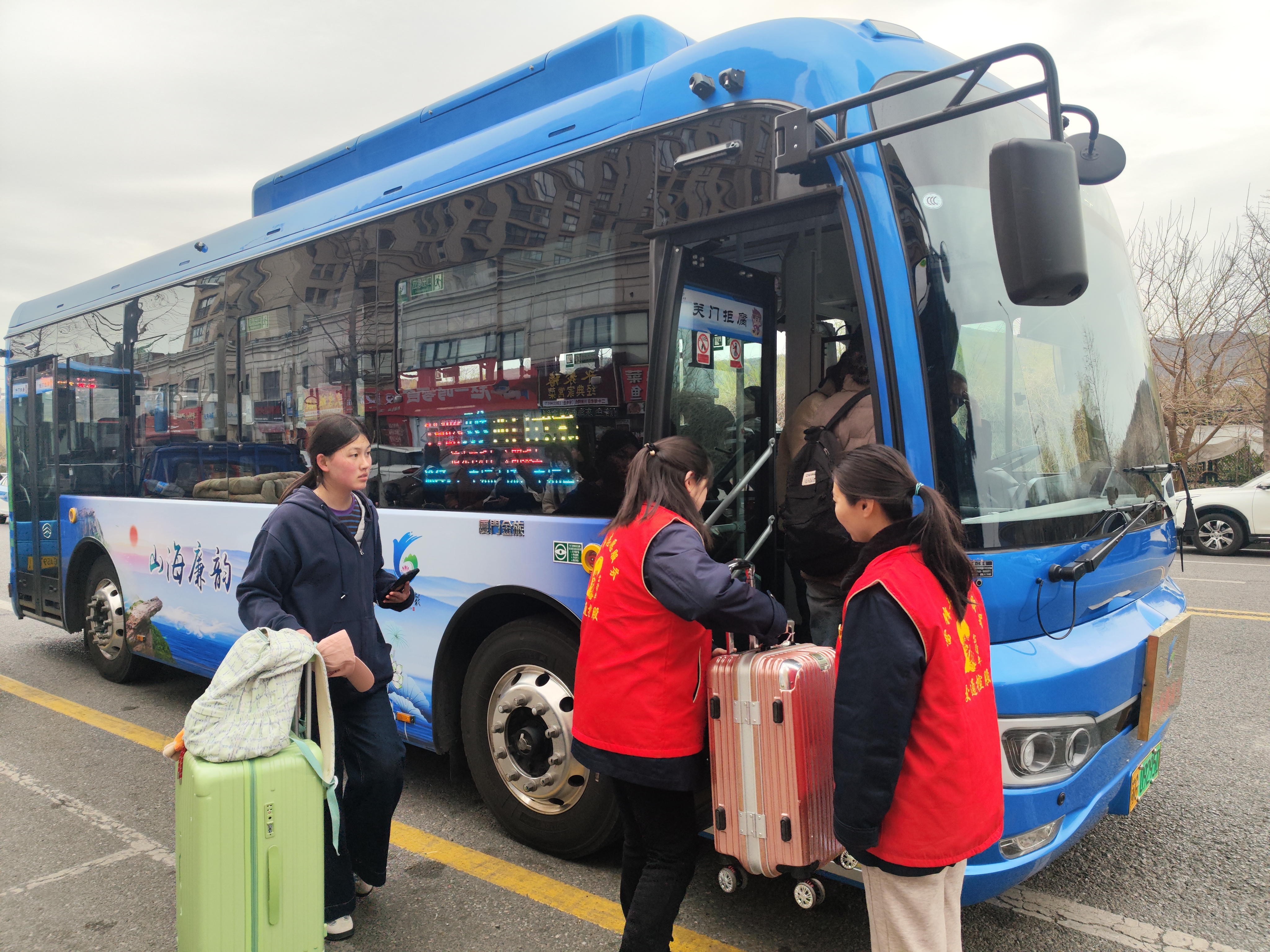 海通公交在廉政車廂開展志愿服務(wù)活動