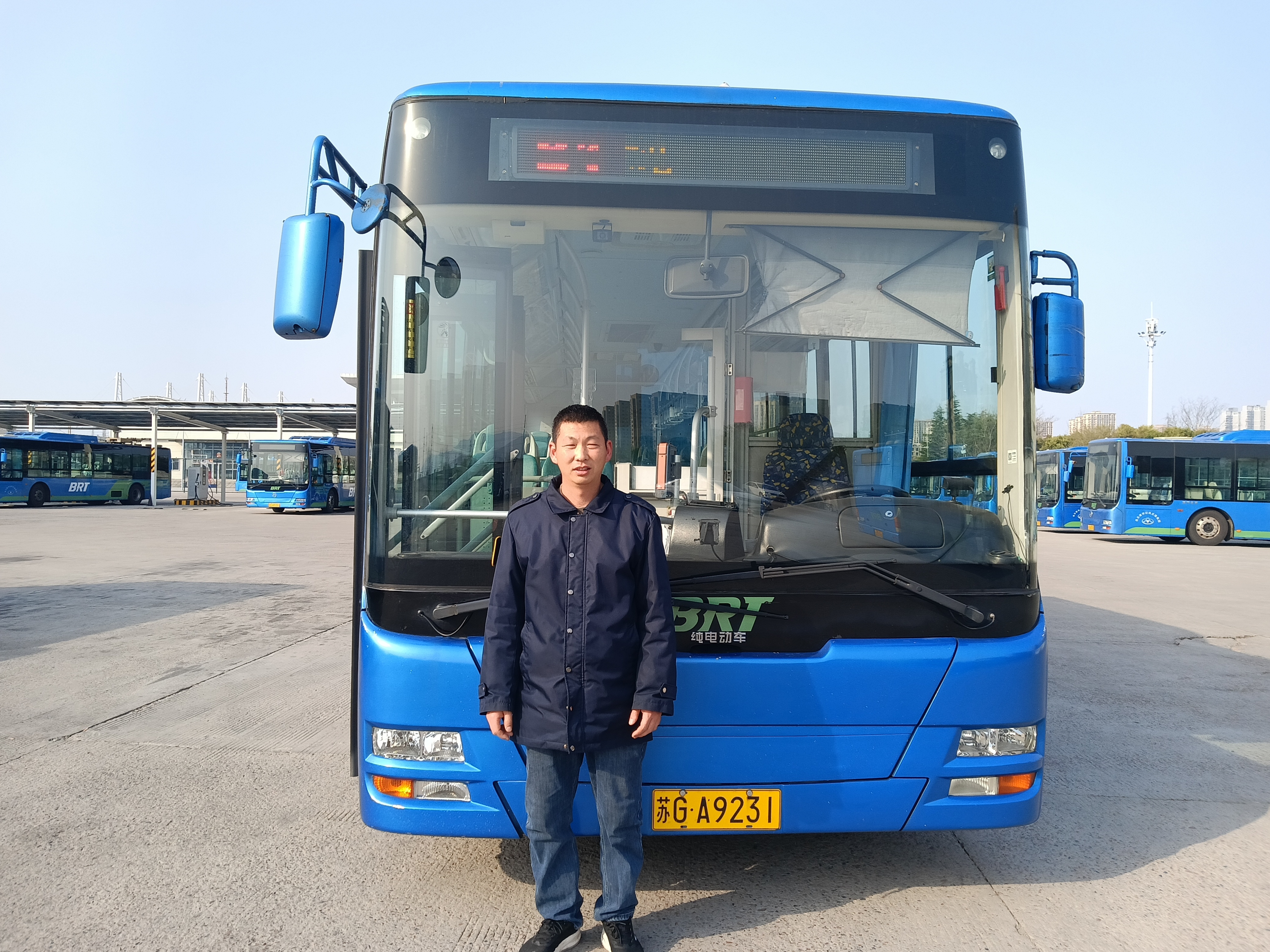 責(zé)任在肩，公交司機師傅助乘客尋回遺失財物