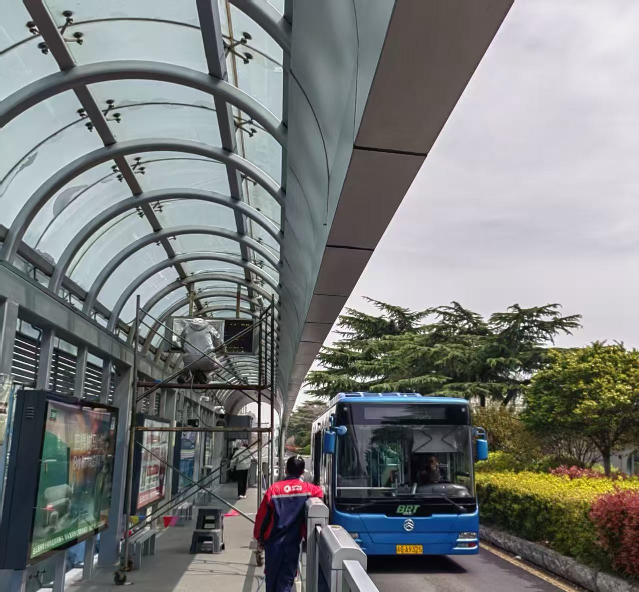 站臺噴漆煥新顏 城市窗口“靚”起來