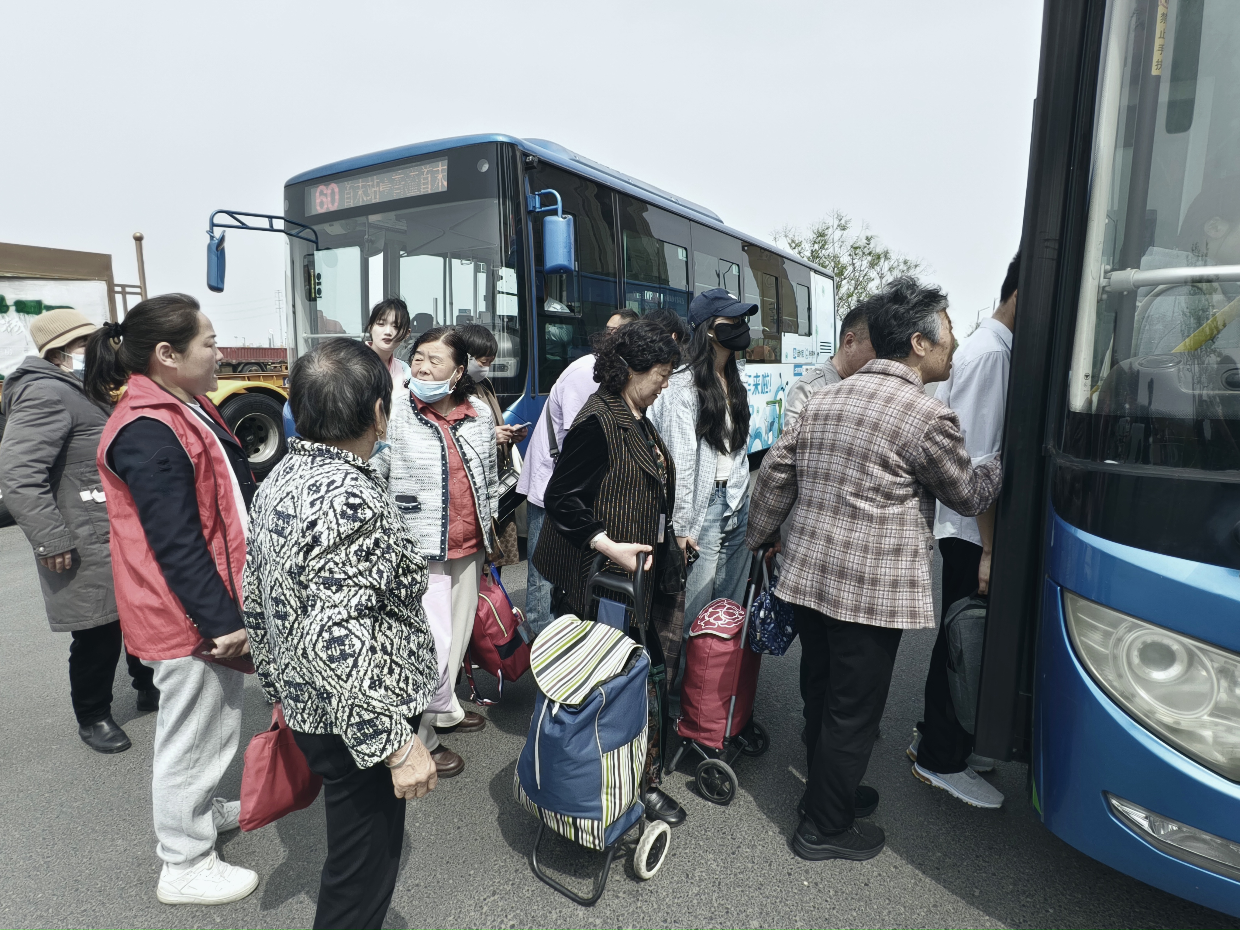 科學運力+暖心服務(wù) 東部公交守護學子平安求學路