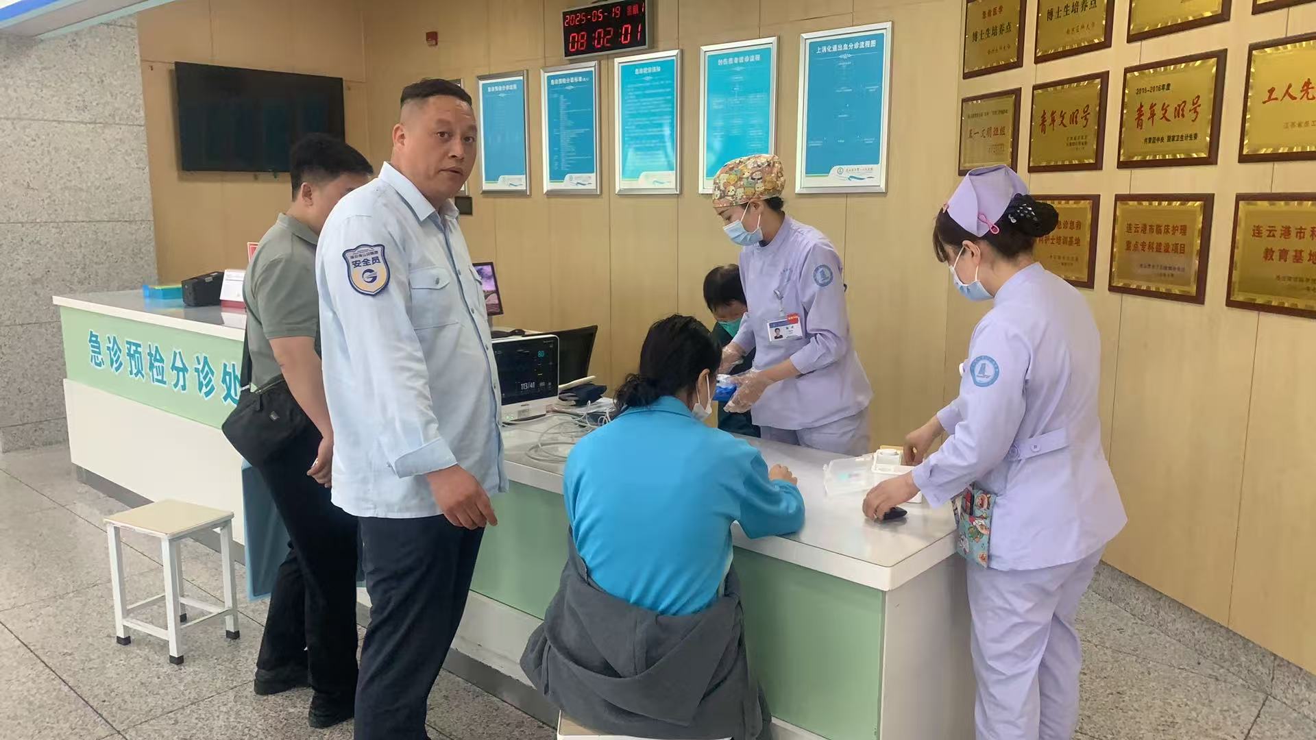 學(xué)生突發(fā)暈厥，公交集團(tuán)快速公交公司B12線 駕駛員王海平緊急救助