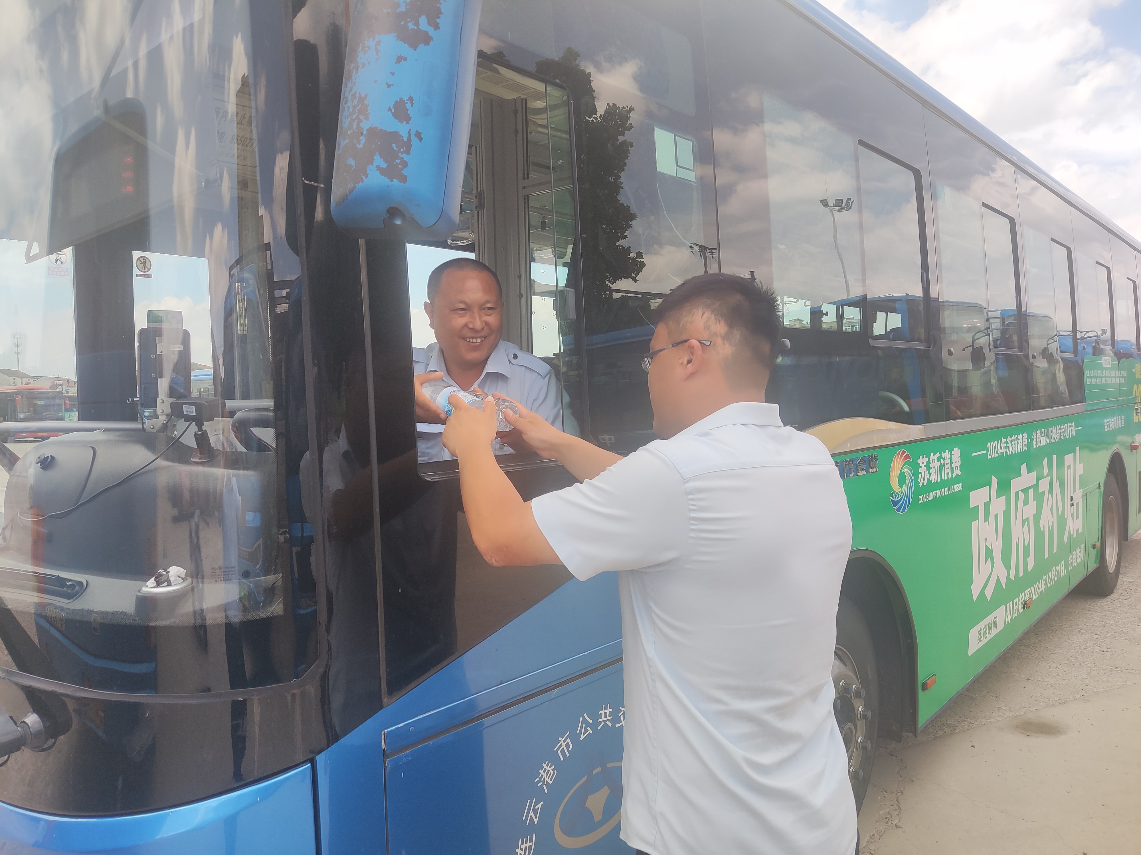 【夏季安康“三送”之“送清涼”】 海通持續(xù)開(kāi)展送清涼活動(dòng)